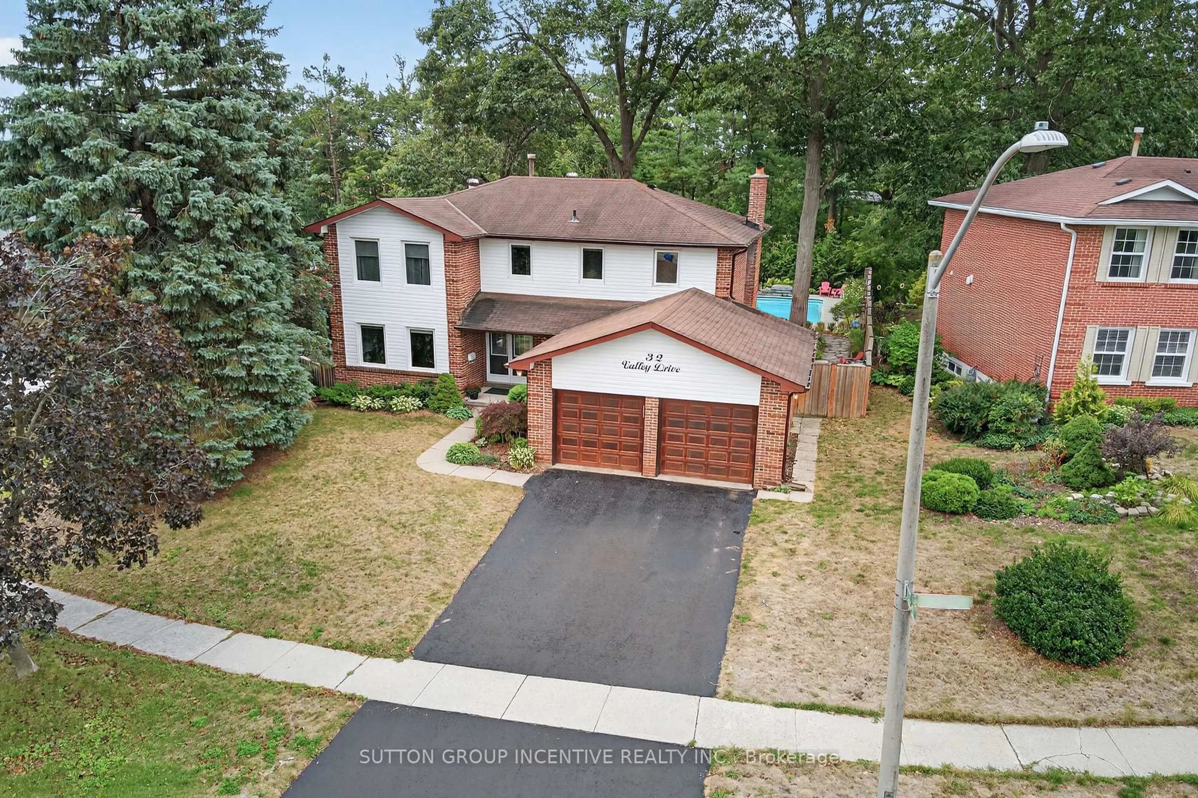 A pic from outside/outdoor area/front of a property/back of a property/a pic from drone, street for 32 Valley Dr, Barrie Ontario L4N 4R9