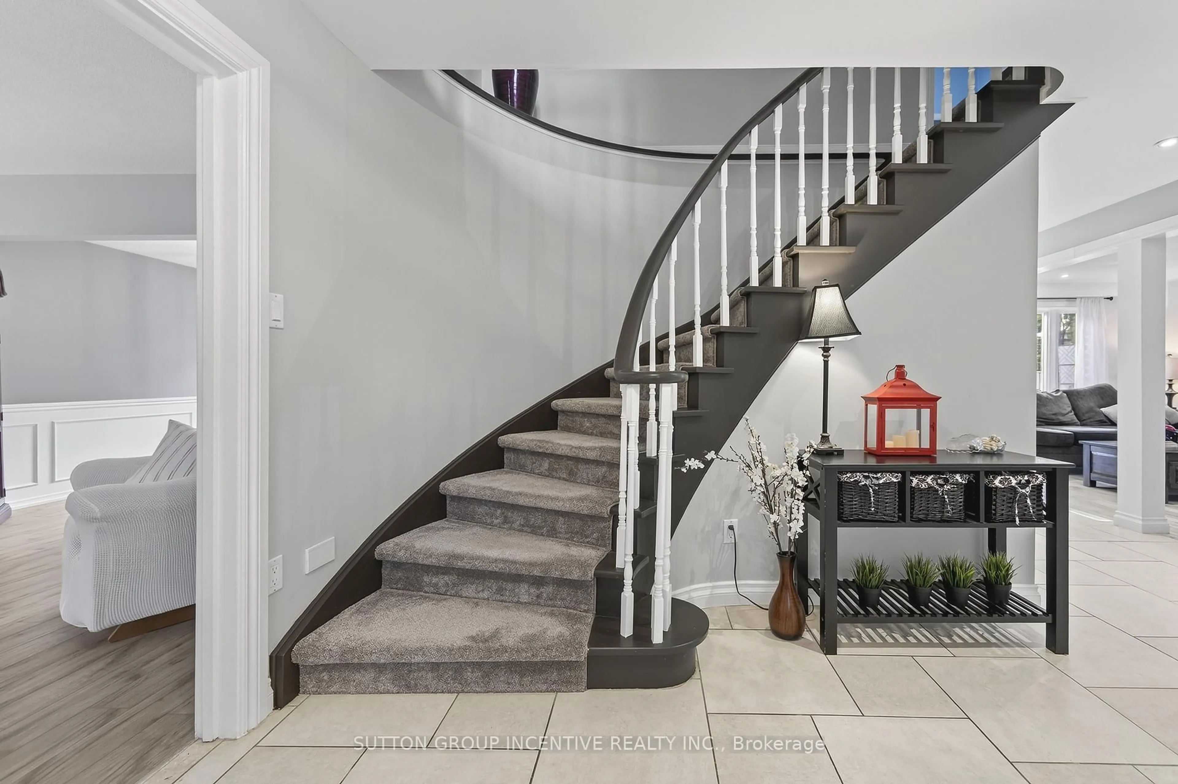 Stairs for 32 Valley Dr, Barrie Ontario L4N 4R9