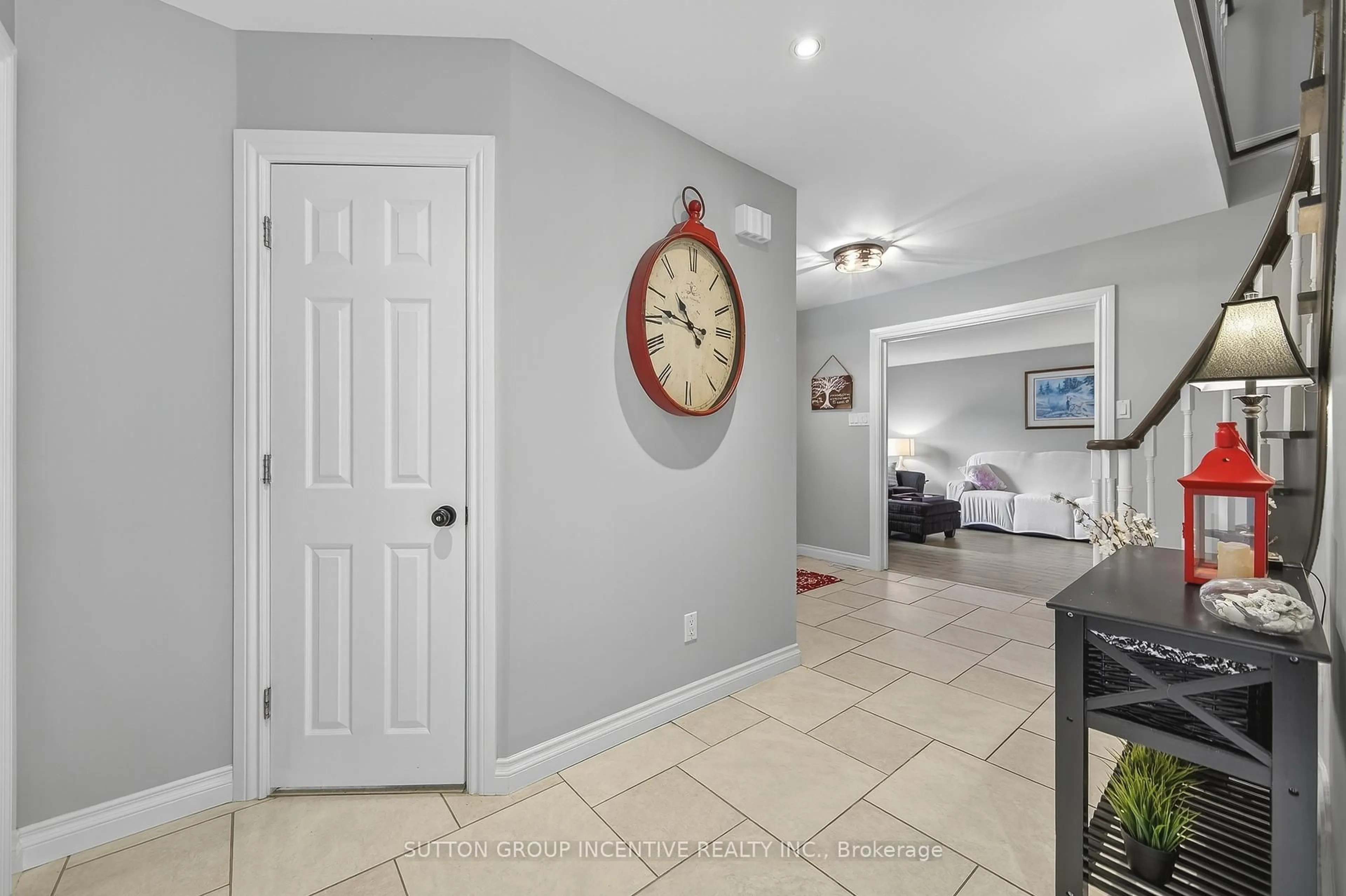 Indoor entryway for 32 Valley Dr, Barrie Ontario L4N 4R9