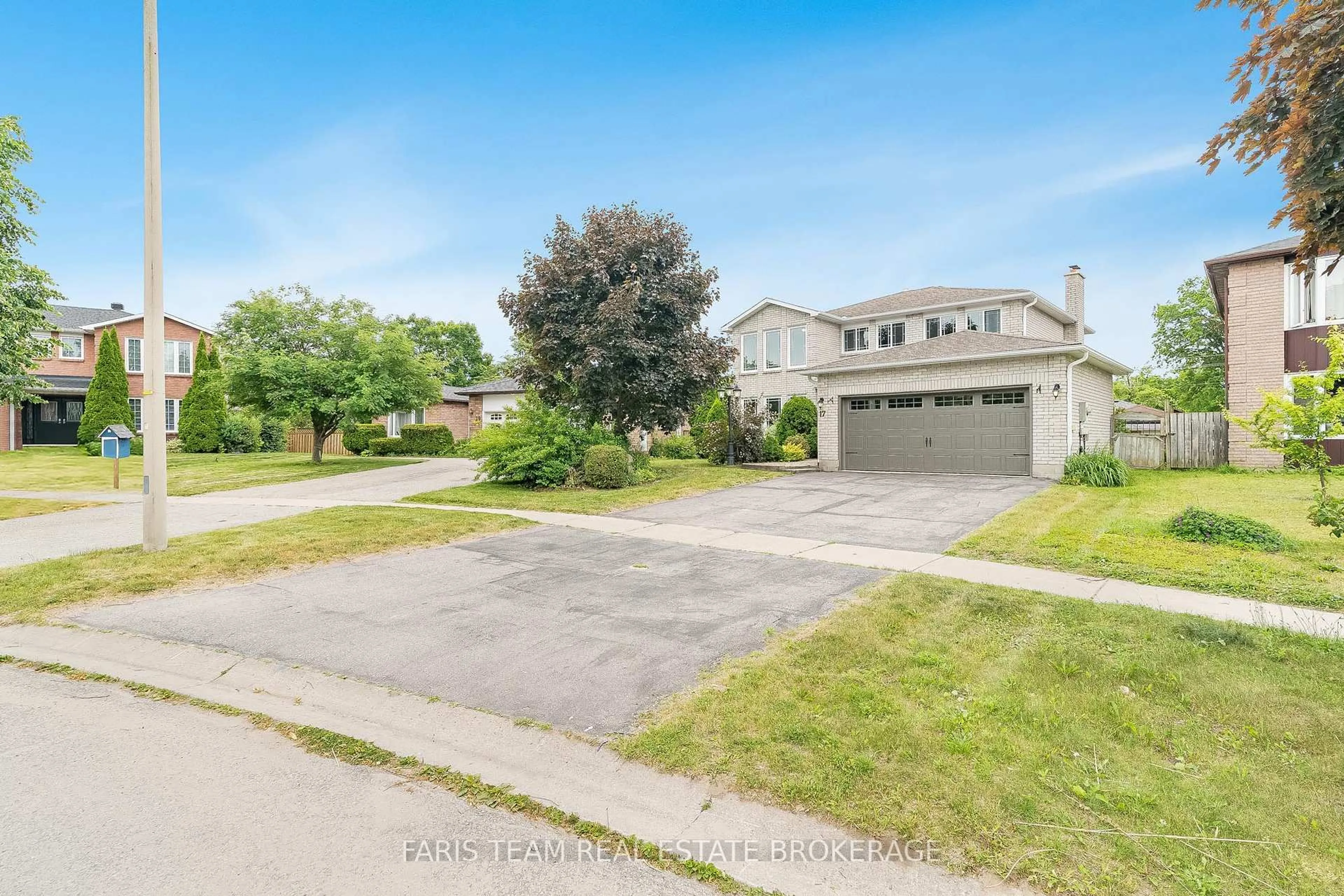 A pic from outside/outdoor area/front of a property/back of a property/a pic from drone, street for 17 Radenhurst Cres, Barrie Ontario L4M 6C6