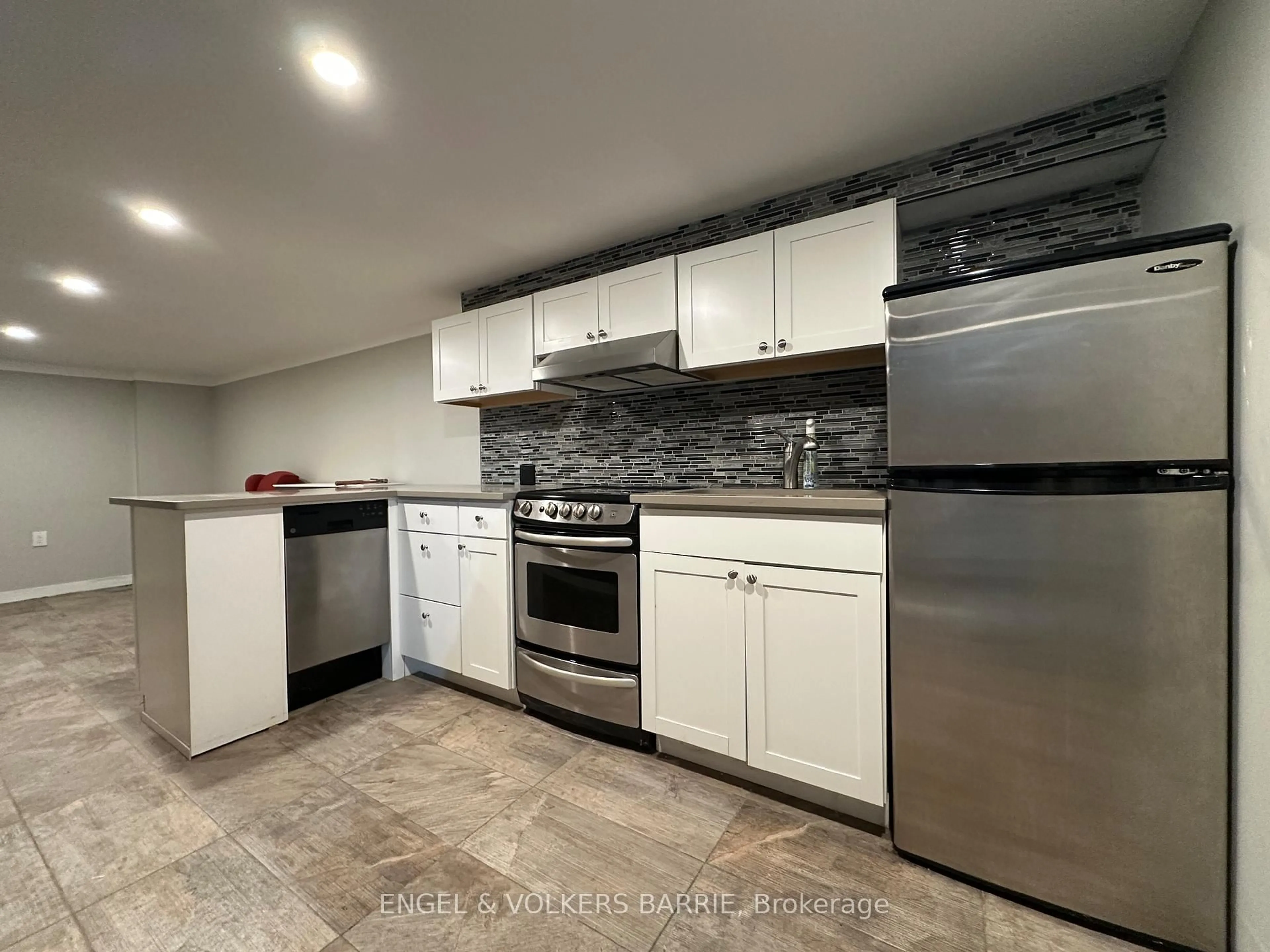 Standard kitchen, ceramic/tile floor for 17 Thomson St, Barrie Ontario L4N 1X4