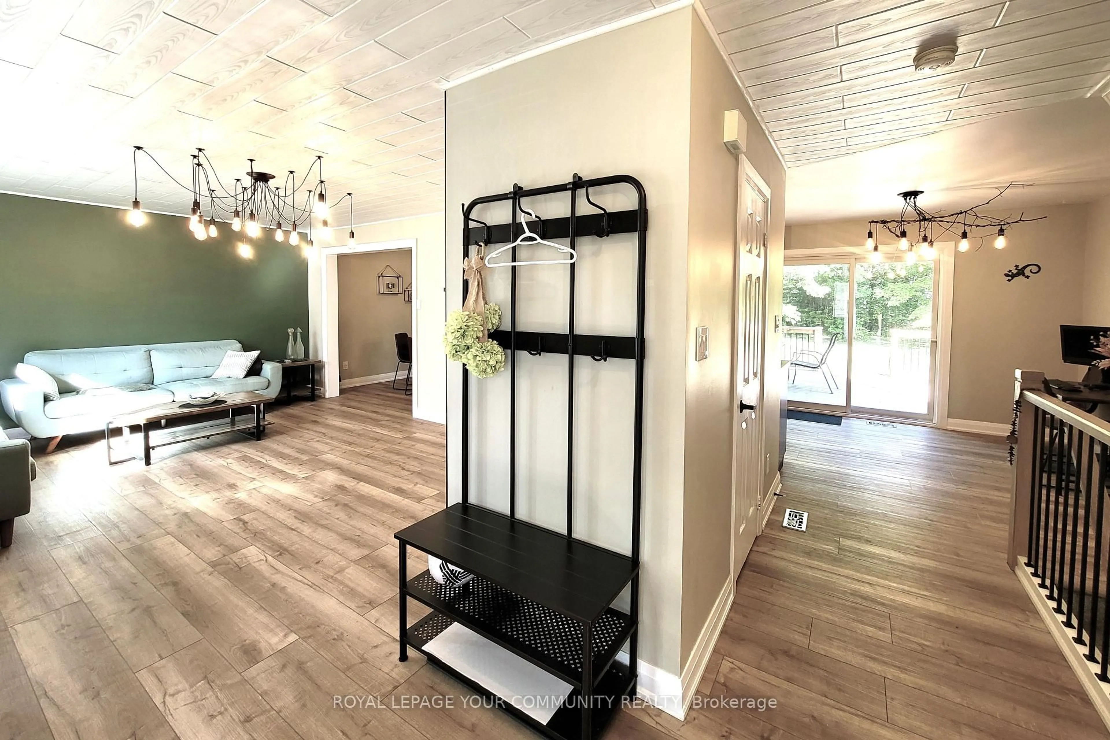 Indoor entryway for 1138 Siesta Dr, Tiny Ontario L0L 1P1