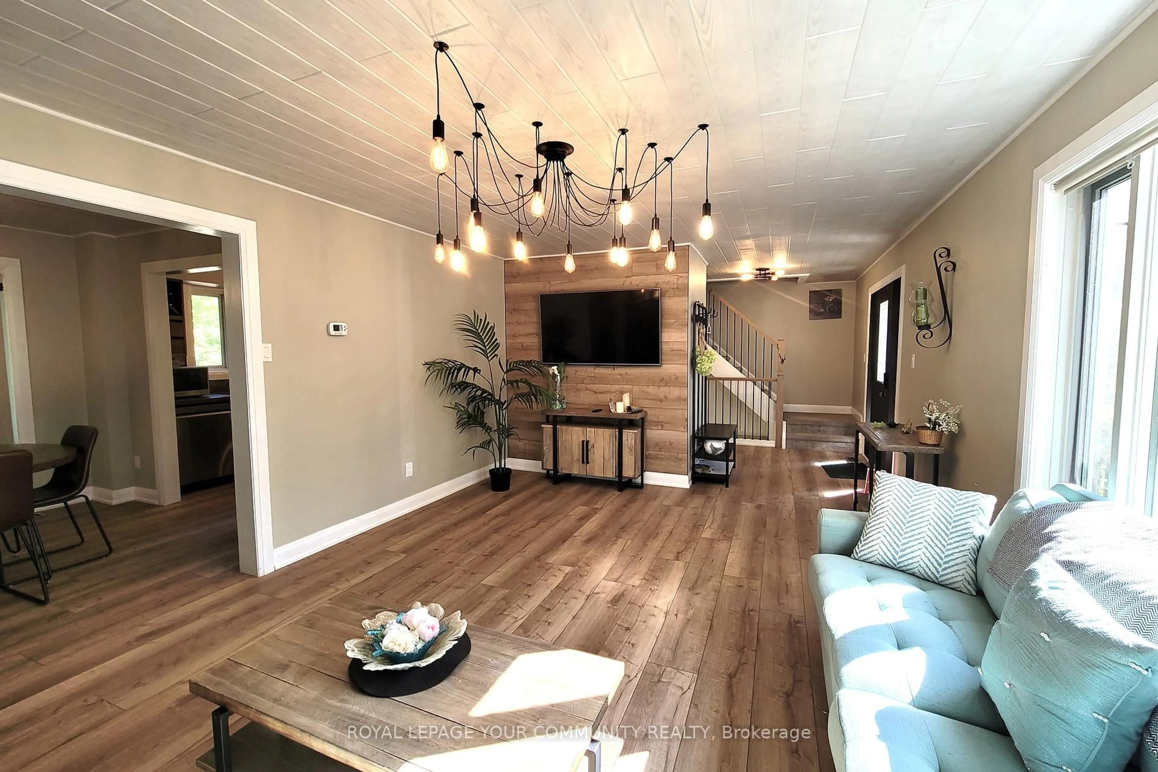 Living room with furniture, wood/laminate floor for 1138 Siesta Dr, Tiny Ontario L0L 1P1