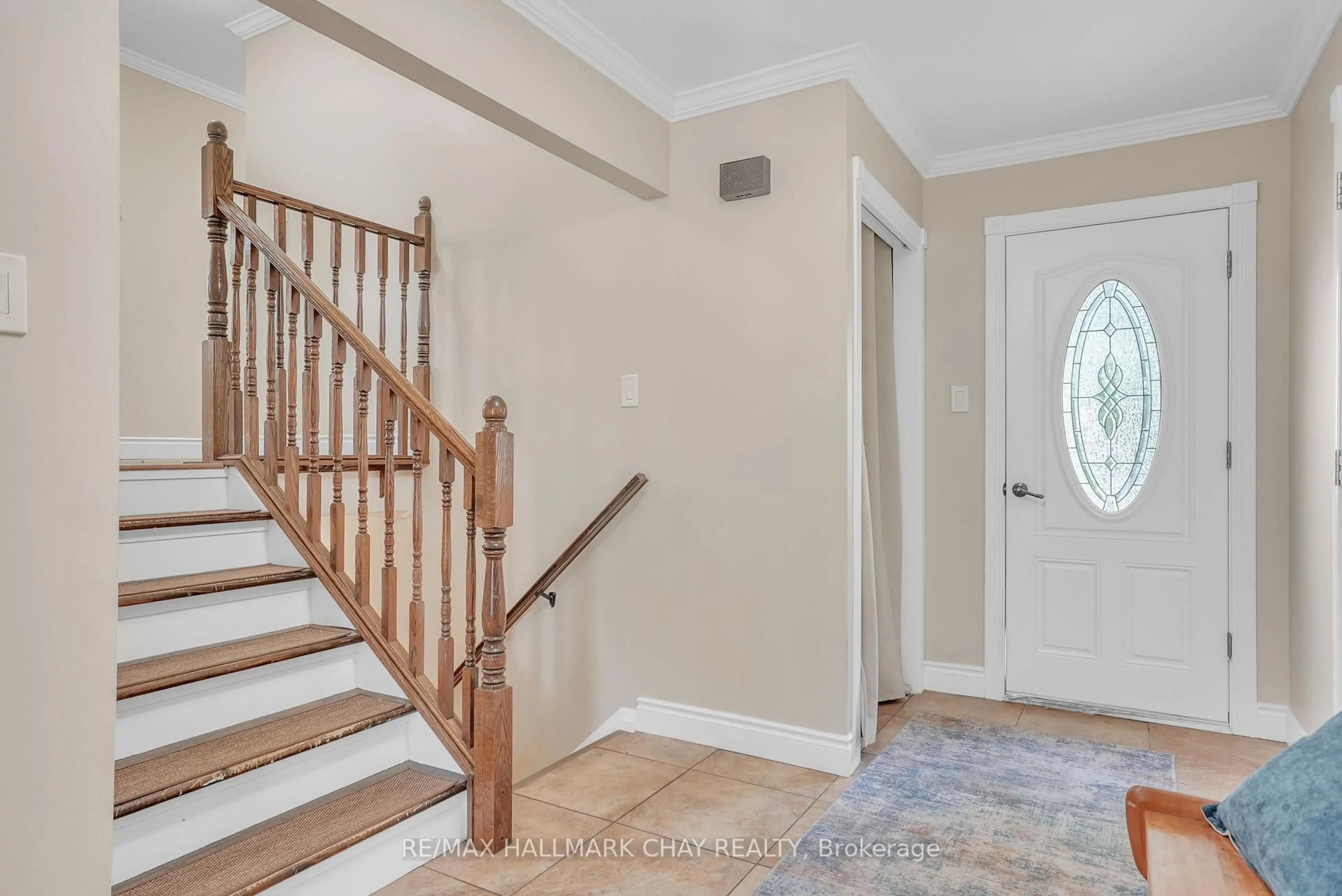 Indoor entryway for 15 Viel St, Penetanguishene Ontario L9M 1H8