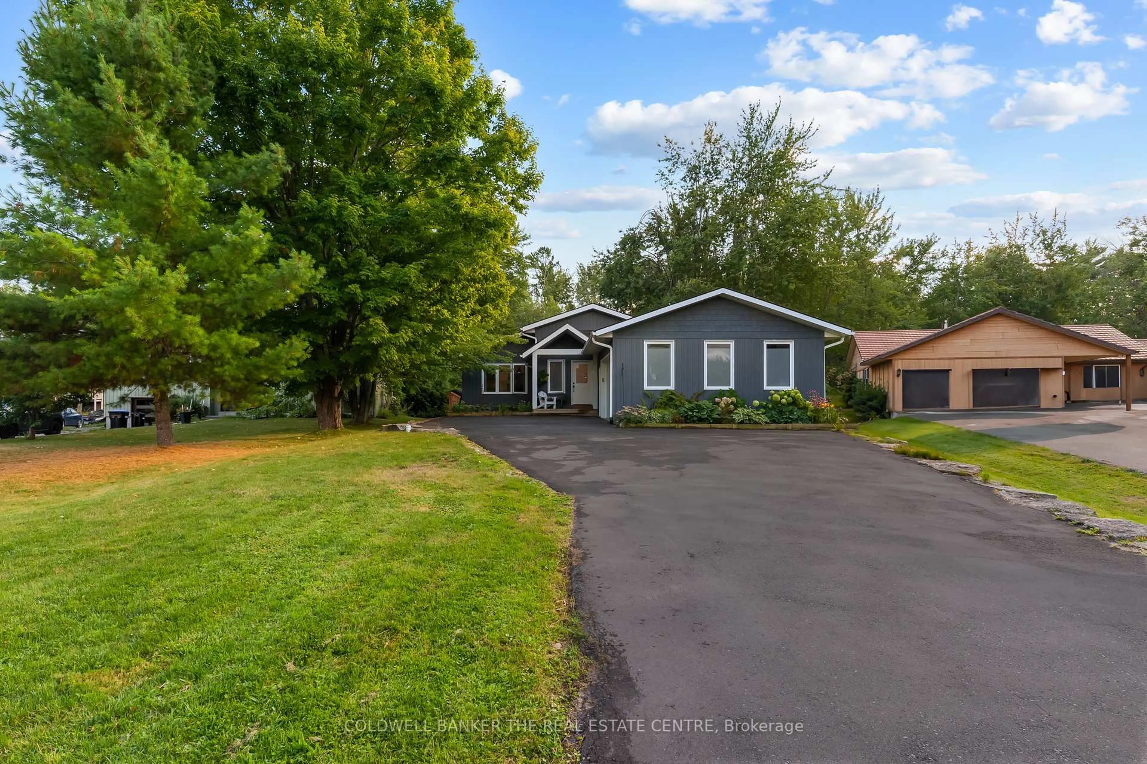A pic from outside/outdoor area/front of a property/back of a property/a pic from drone, unknown for 2656 Westshore Cres, Severn Ontario L3V 6H3