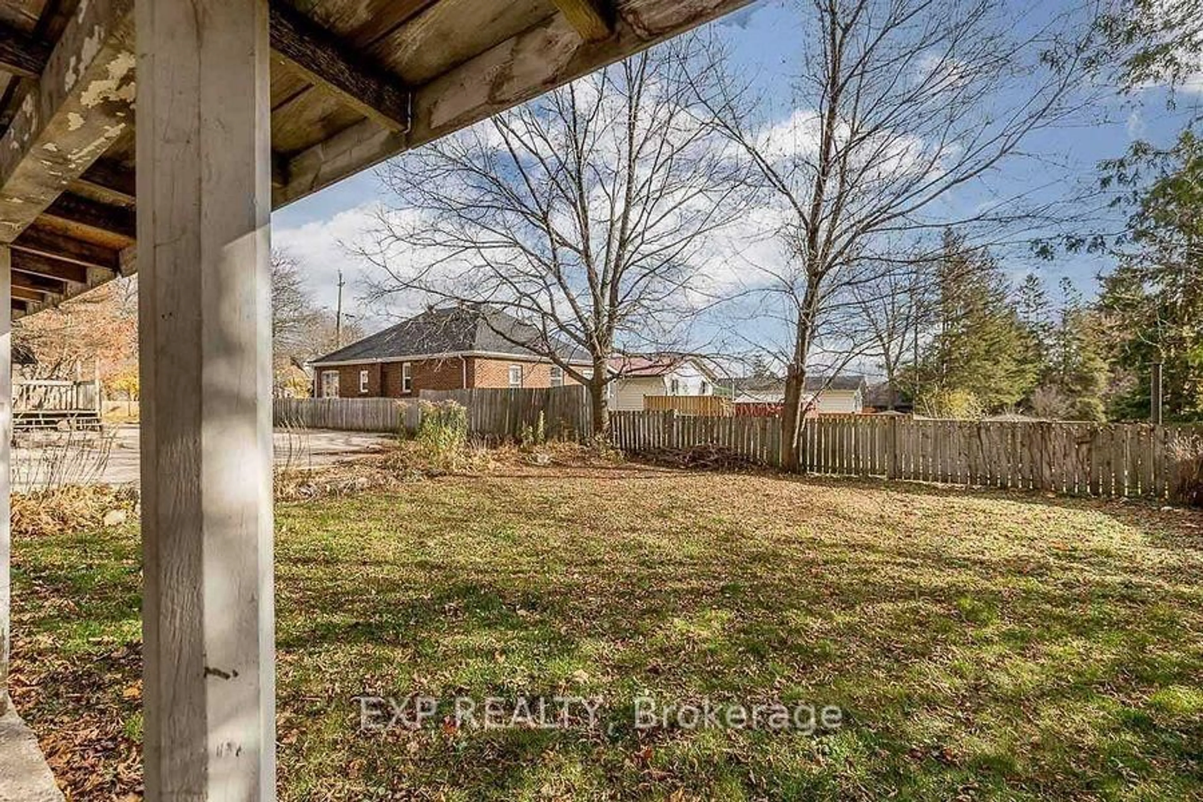 A pic from outside/outdoor area/front of a property/back of a property/a pic from drone, unknown for 94 Eccles St, Barrie Ontario L4N 1Y4