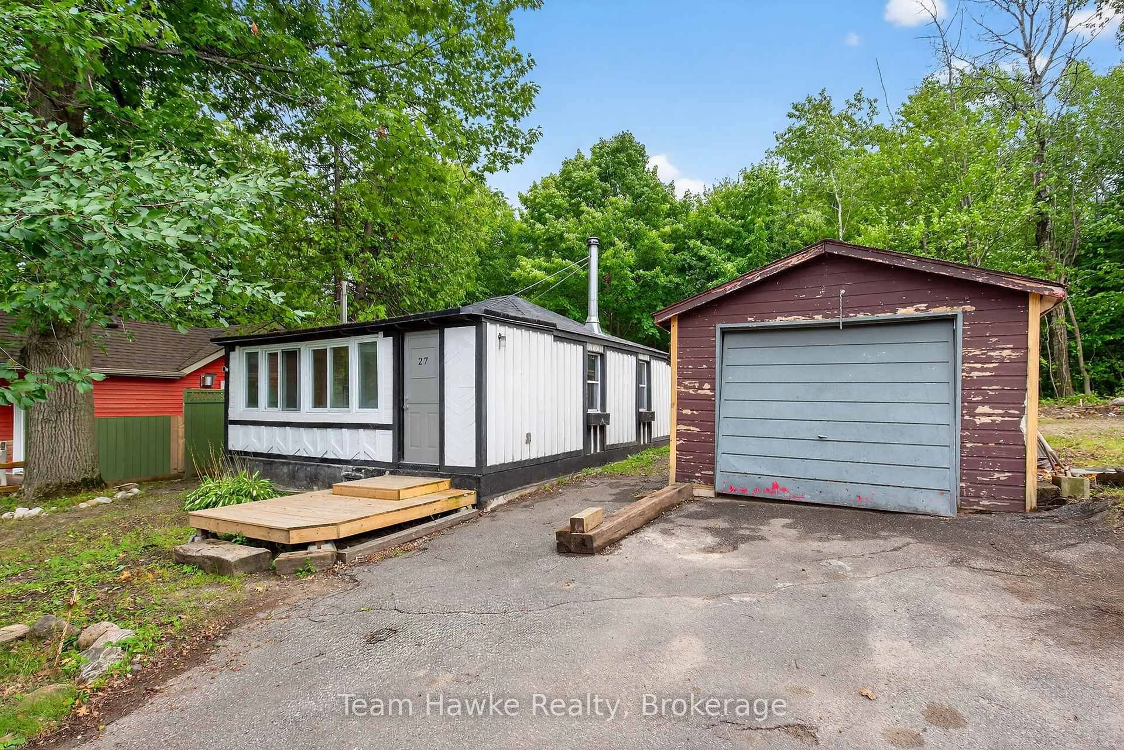 A pic from outside/outdoor area/front of a property/back of a property/a pic from drone, street for 27 Earldom Blvd, Tay Ontario L0K 1R0