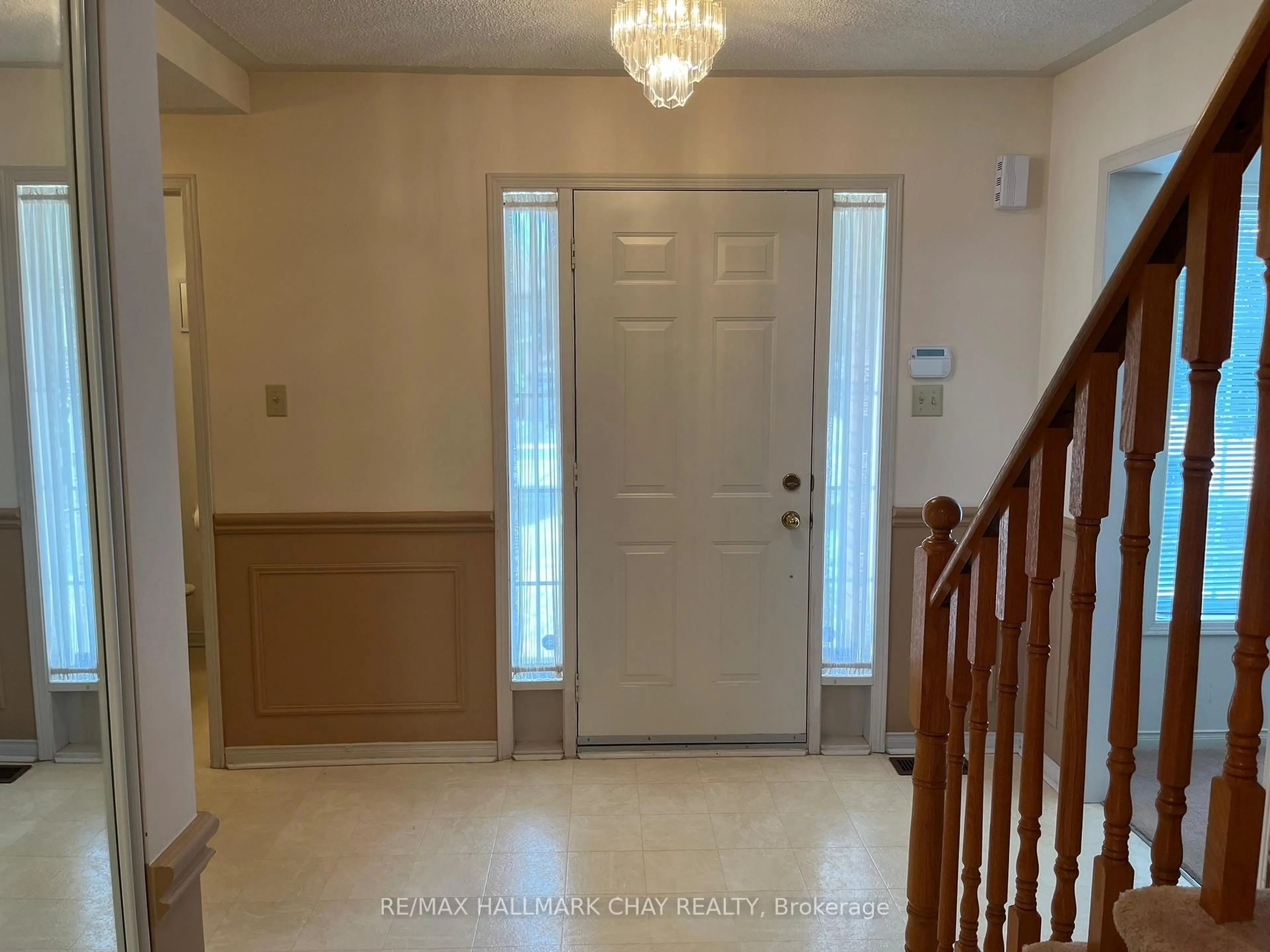 Indoor entryway for 22 Stroud Pl, Barrie Ontario L4N 7V4