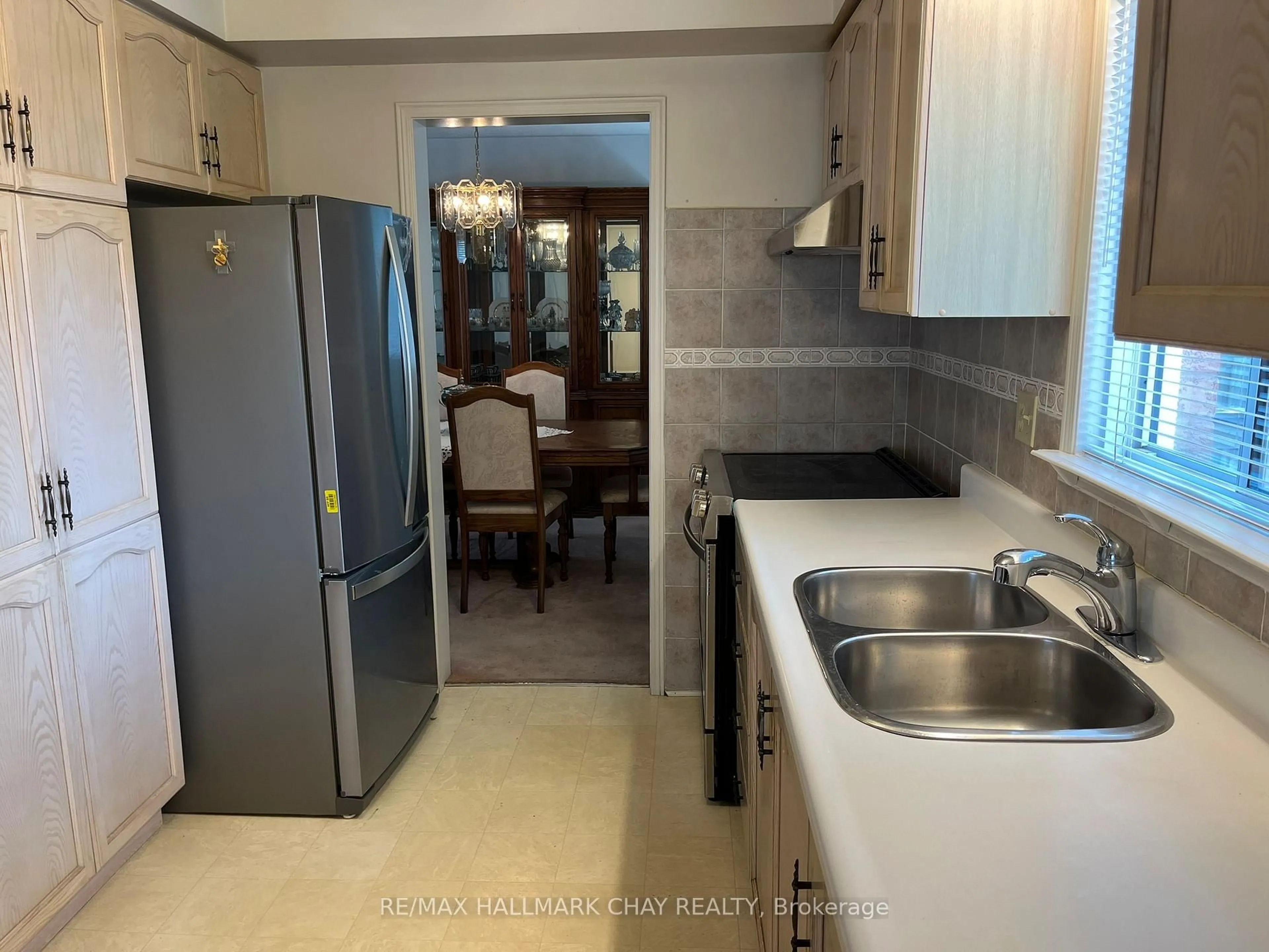 Standard kitchen, ceramic/tile floor for 22 Stroud Pl, Barrie Ontario L4N 7V4