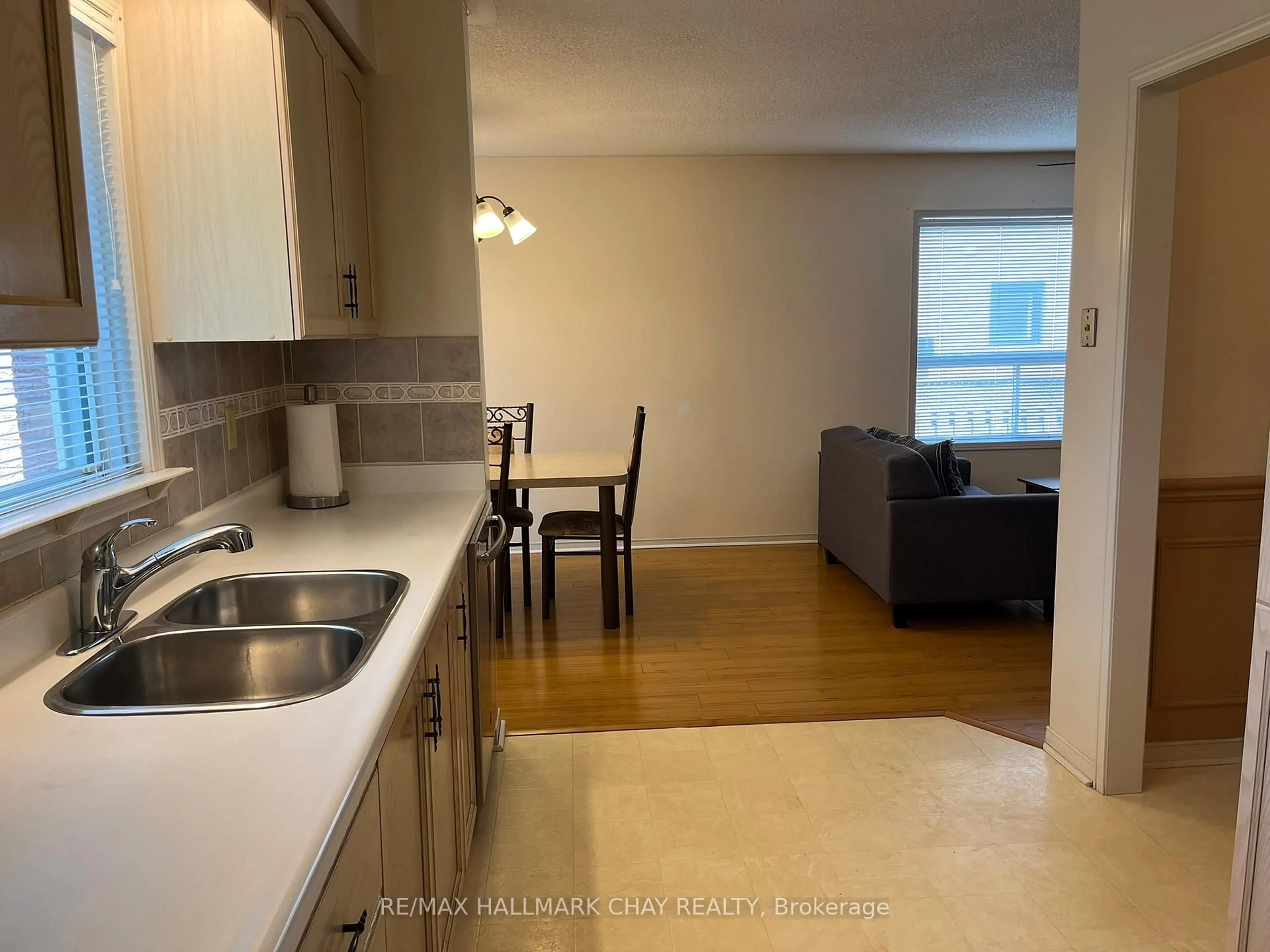 Standard kitchen, unknown for 22 Stroud Pl, Barrie Ontario L4N 7V4