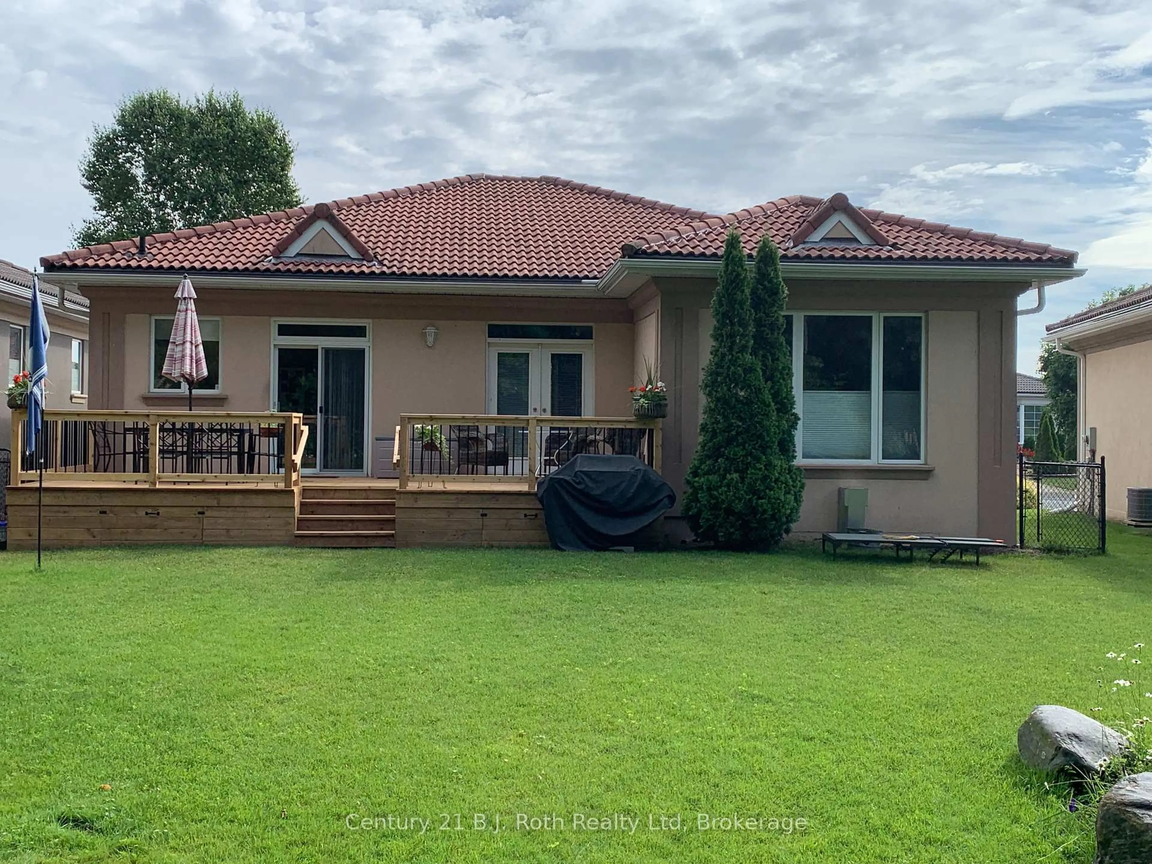 A pic from outside/outdoor area/front of a property/back of a property/a pic from drone, water/lake/river/ocean view for 502 Aberdeen Blvd, Midland Ontario L4R 5L9