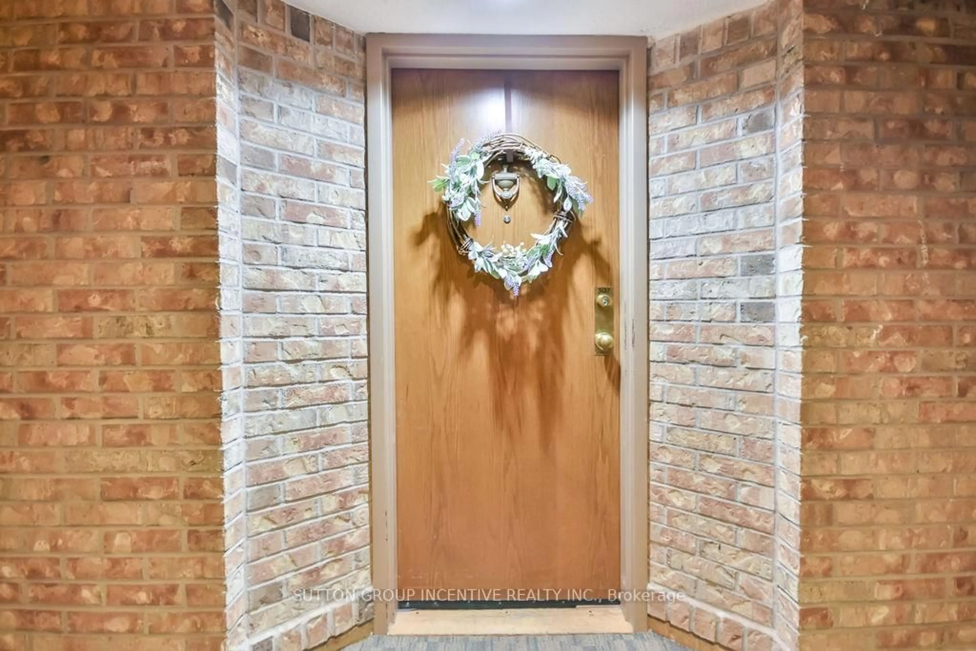 Indoor foyer for 181 Collier St #307, Barrie Ontario L4M 5L6