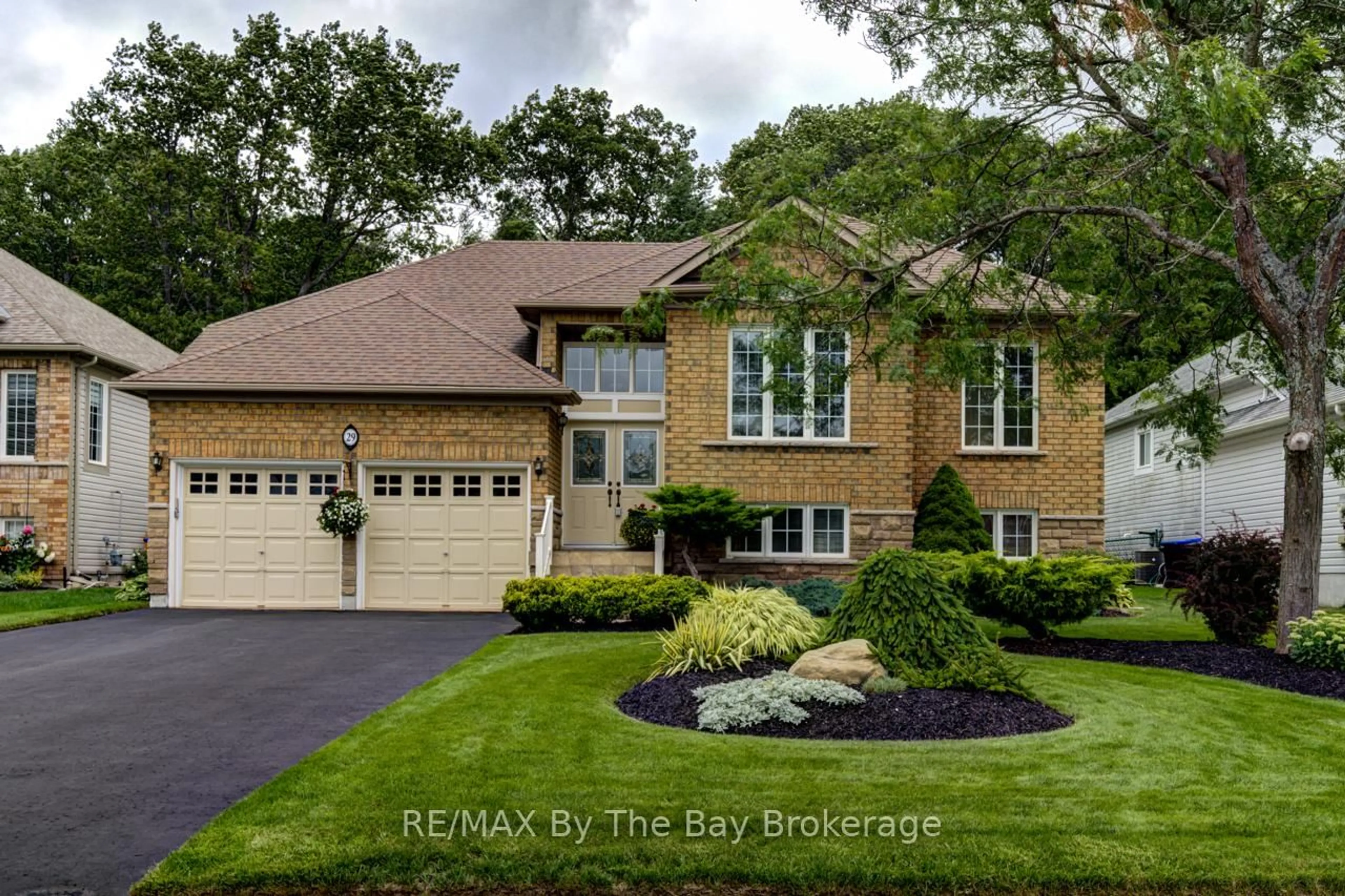 Home with brick exterior material, street for 29 Cranberry Hts, Wasaga Beach Ontario L9Z 1M9