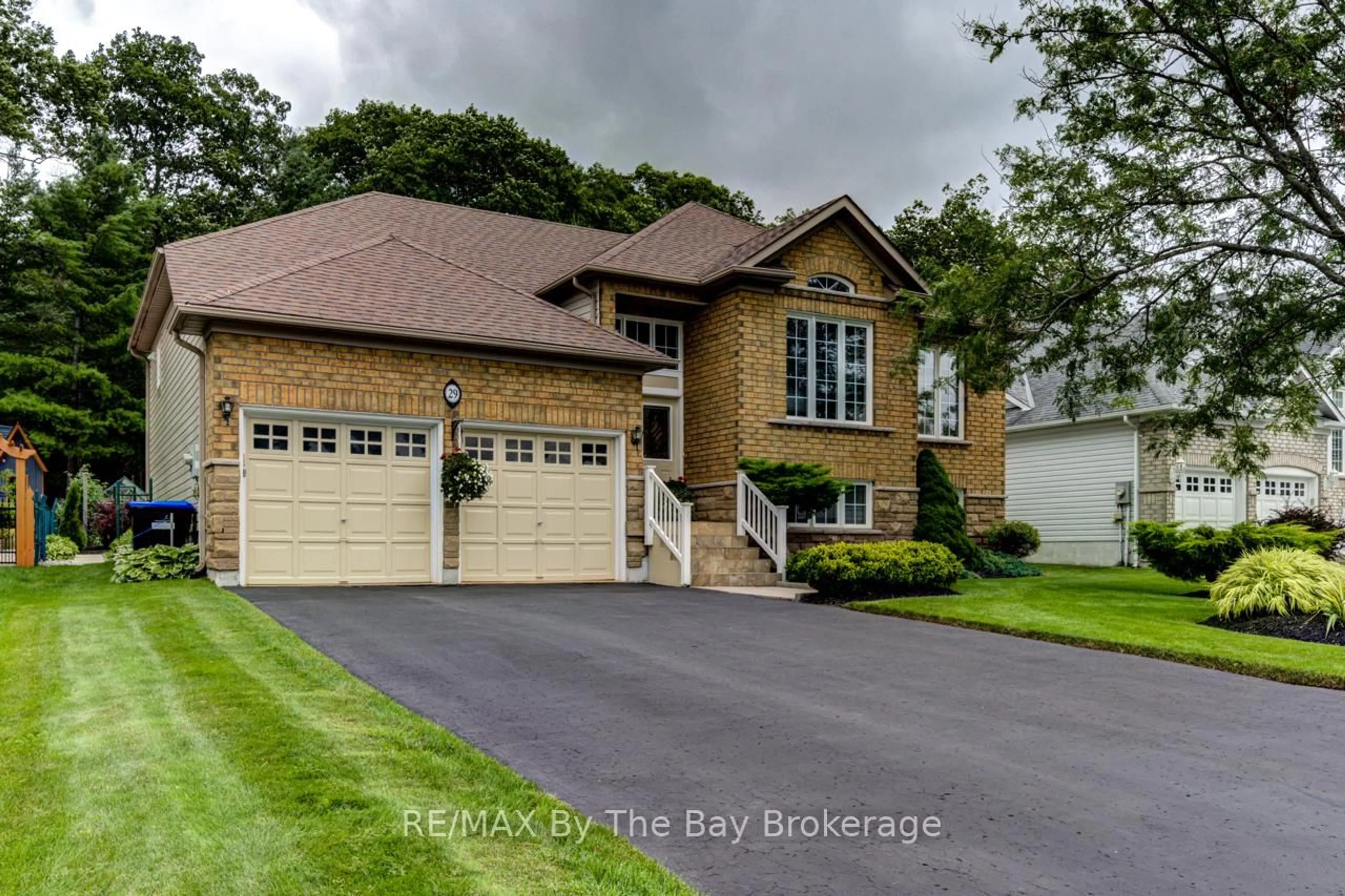 Home with vinyl exterior material, street for 29 Cranberry Hts, Wasaga Beach Ontario L9Z 1M9