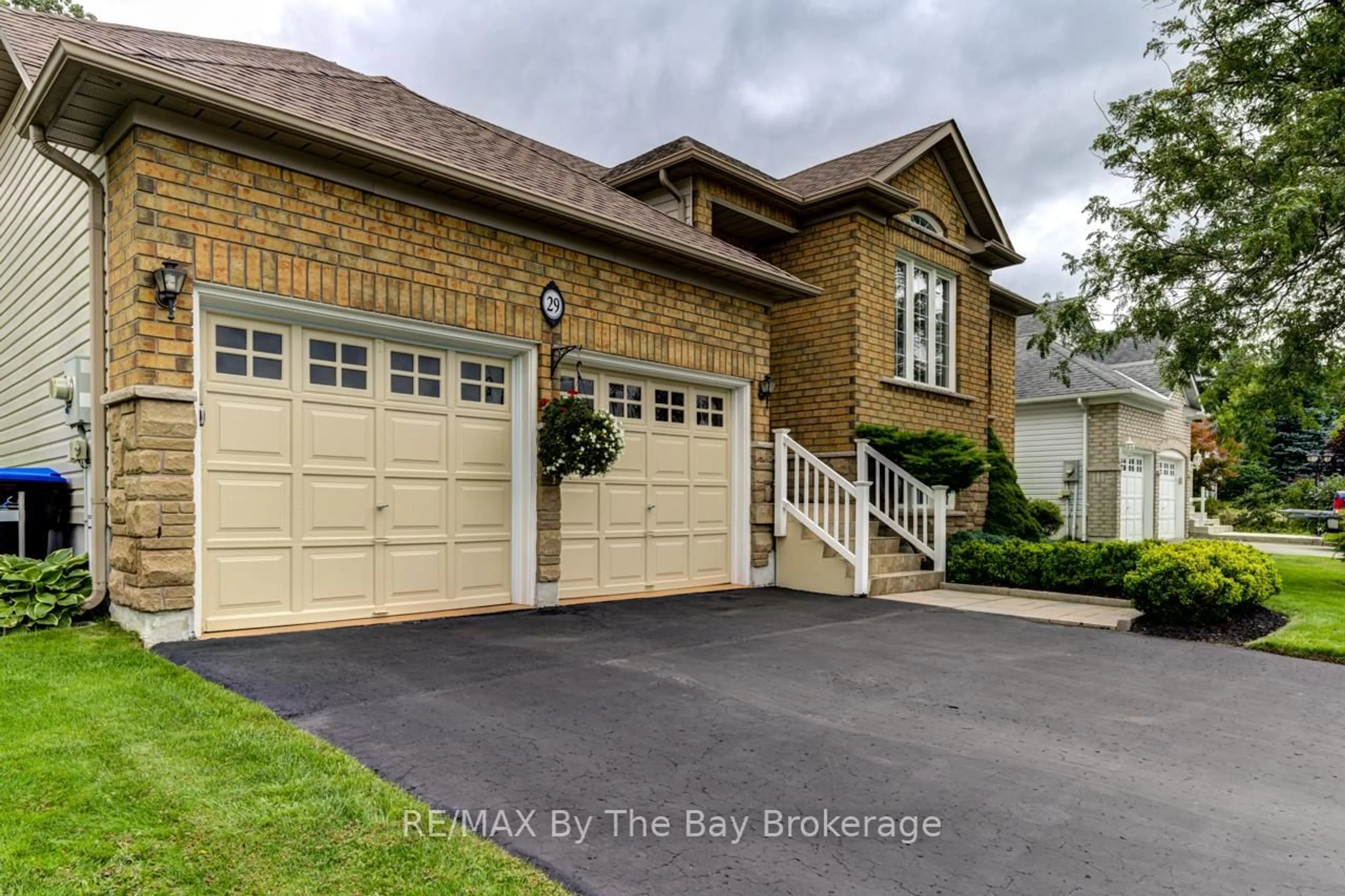 Indoor garage for 29 Cranberry Hts, Wasaga Beach Ontario L9Z 1M9
