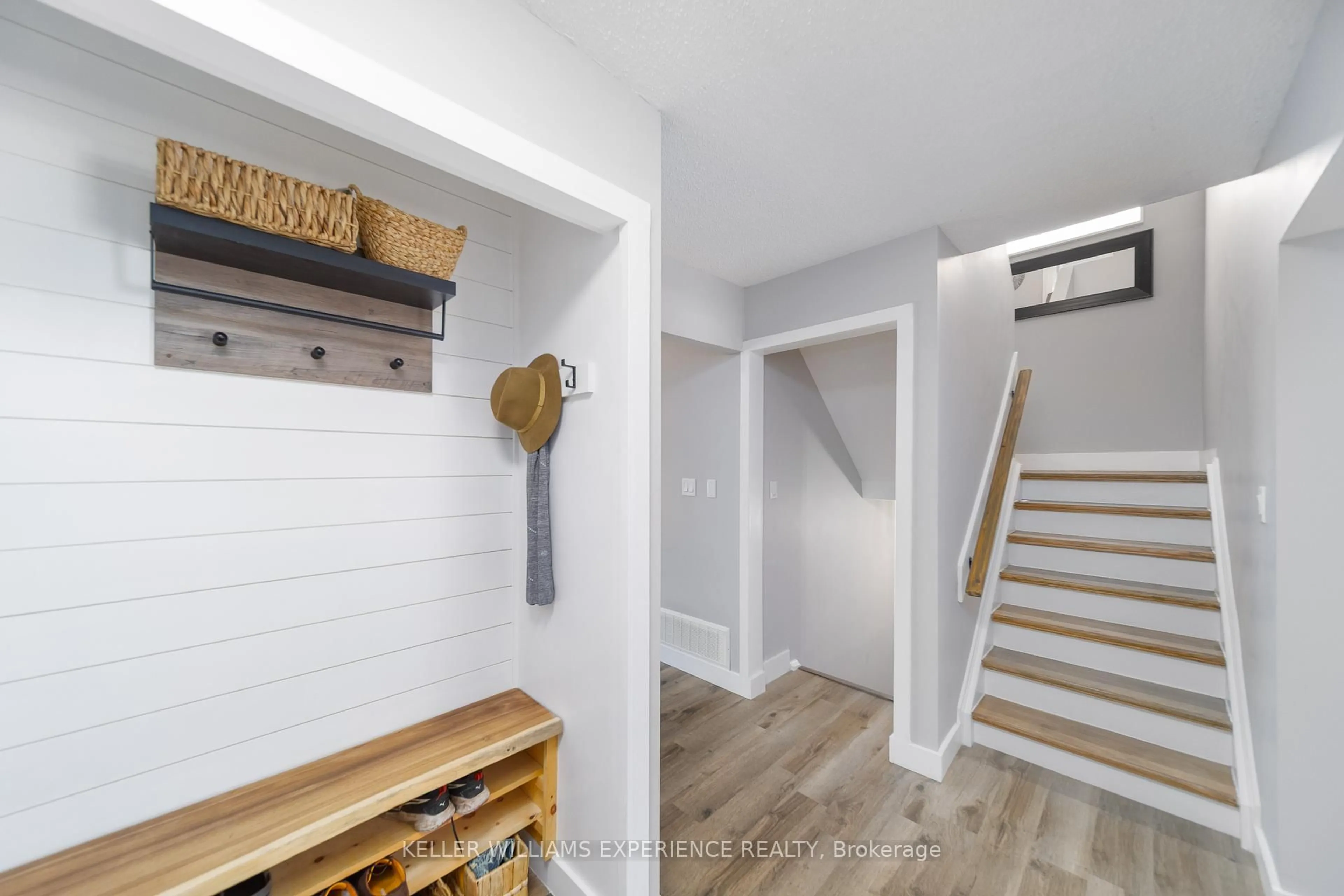 Indoor entryway for 23 Wilde Pl, Barrie Ontario L4N 4W6
