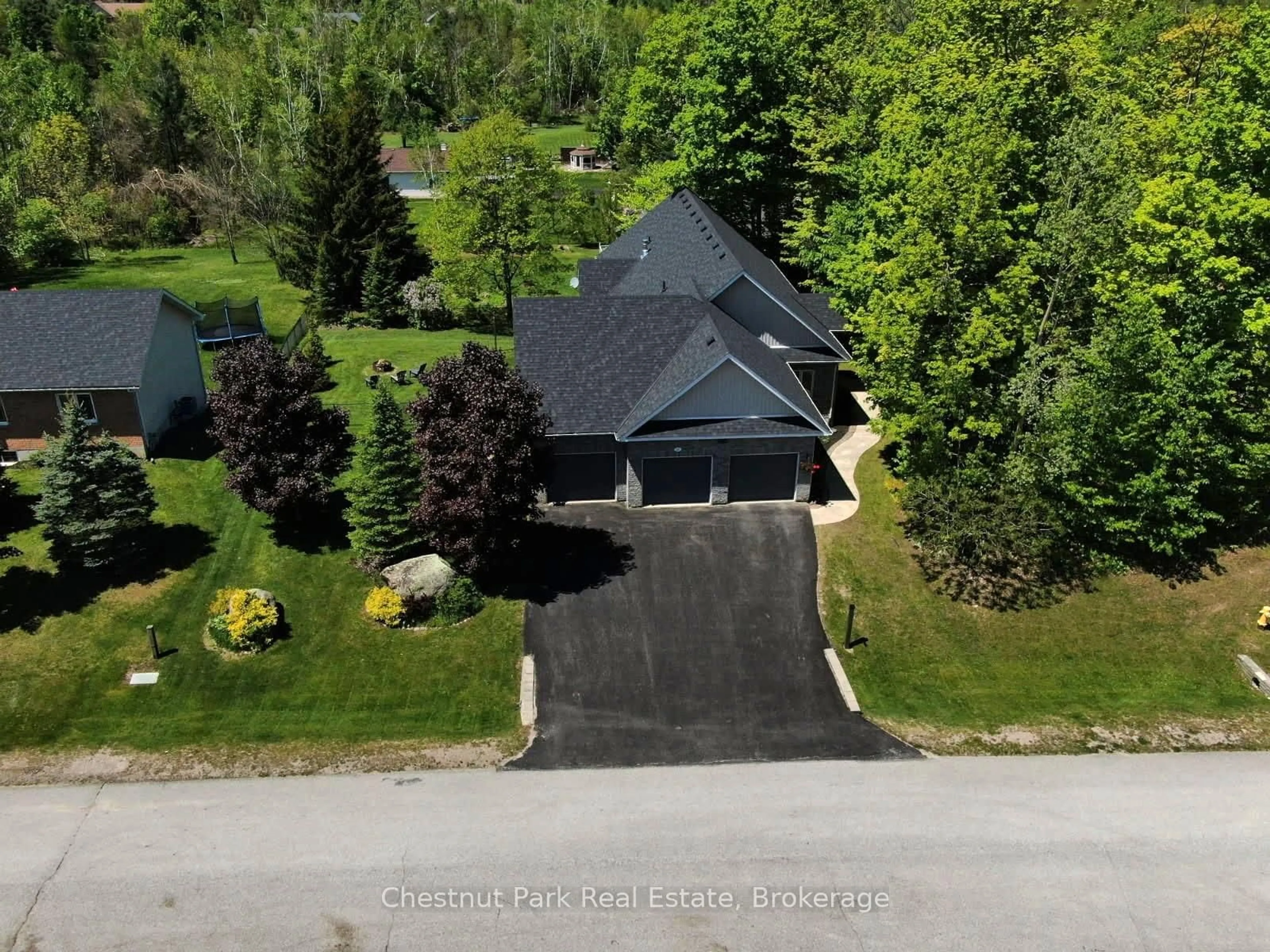 A pic from outside/outdoor area/front of a property/back of a property/a pic from drone, street for 28 Boyd Cres, Oro-Medonte Ontario L0K 1N0