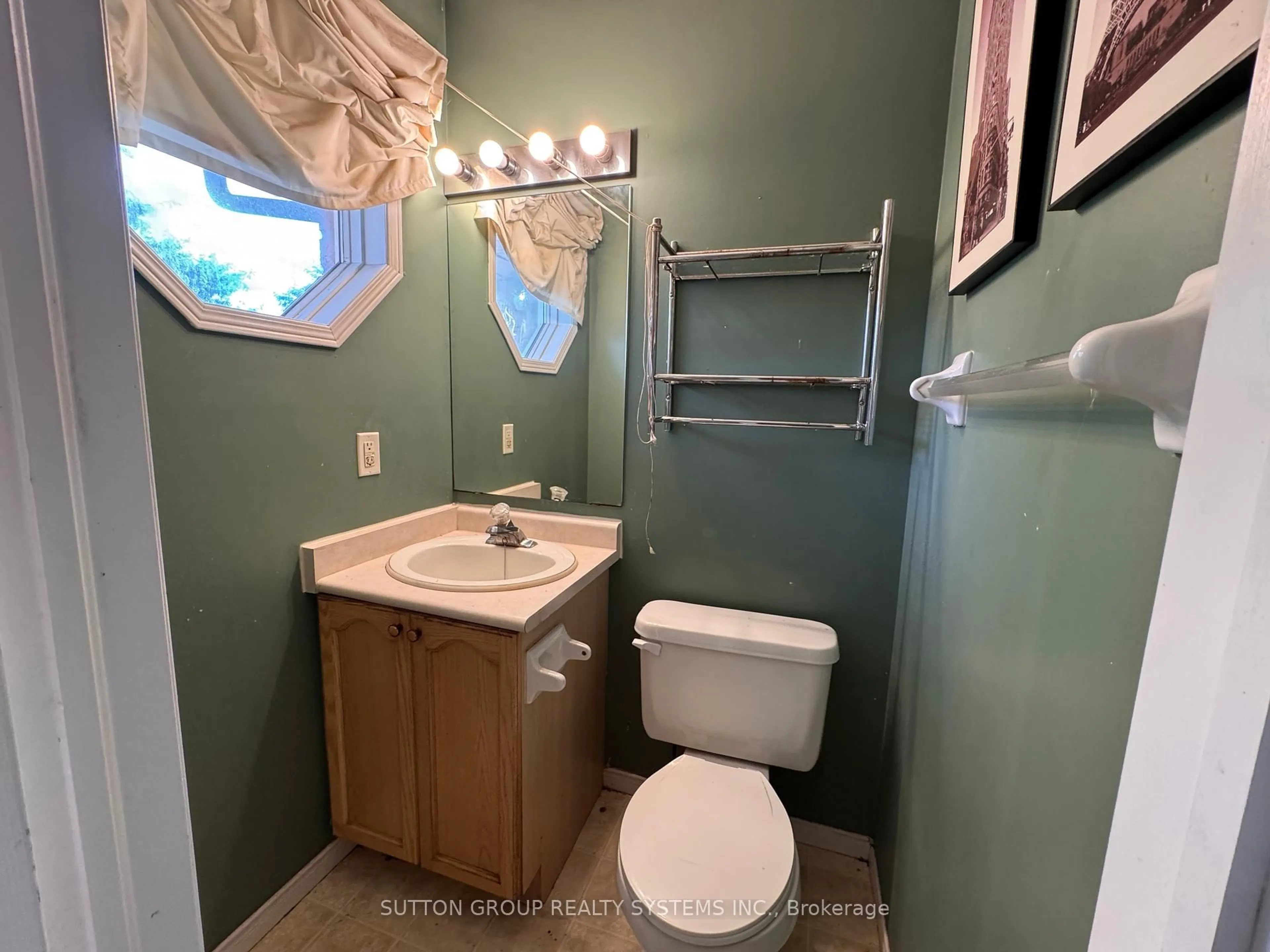 Standard bathroom, ceramic/tile floor for 53 Hersey Cres, Barrie Ontario L4N 8R2