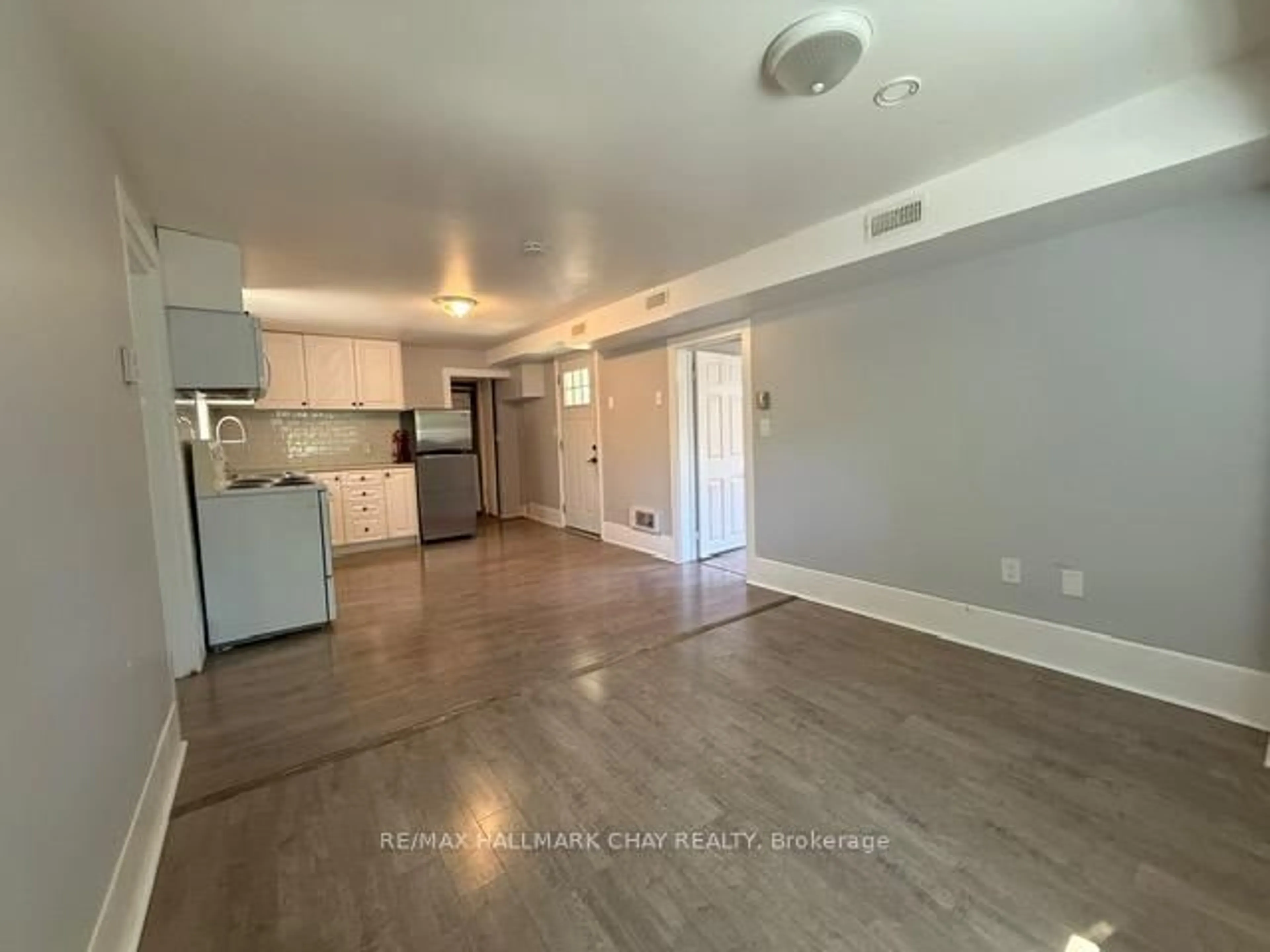 A pic of a room for 70 High St, Barrie Ontario L4N 1W4