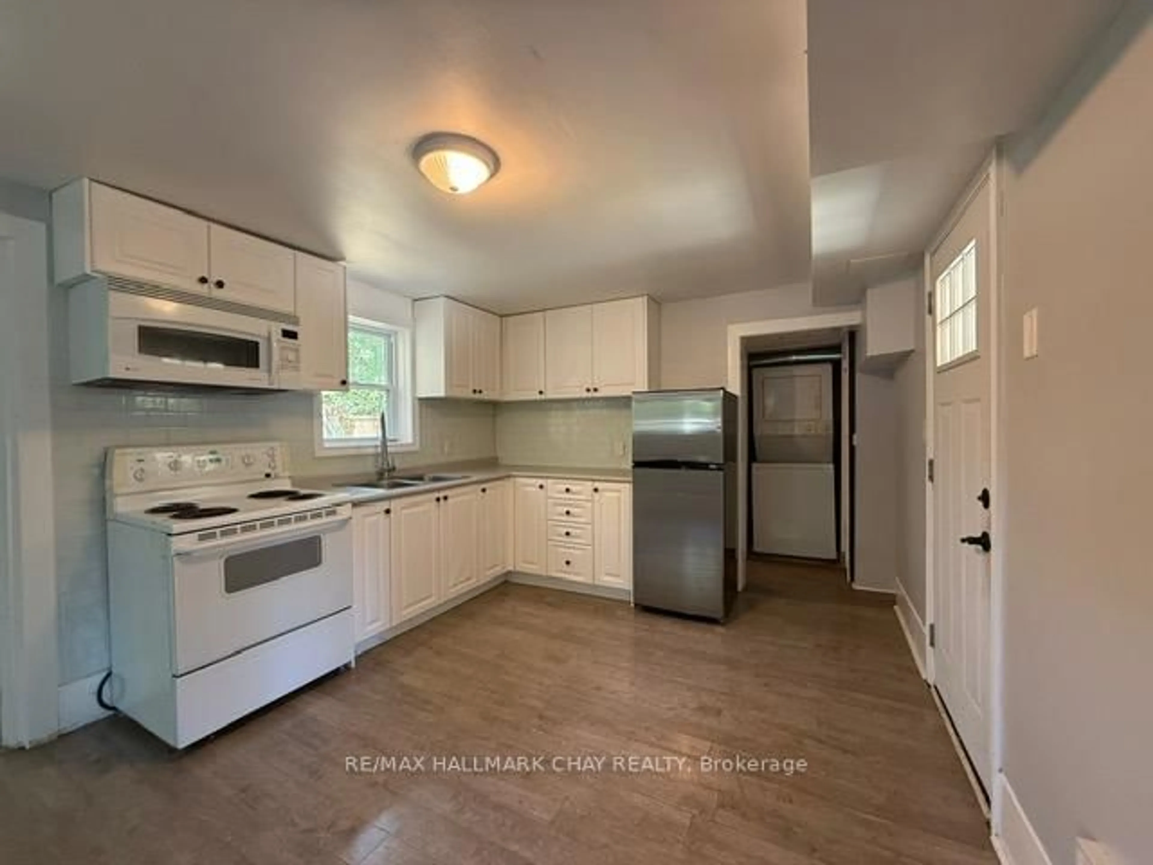 Standard kitchen, unknown for 70 High St, Barrie Ontario L4N 1W4