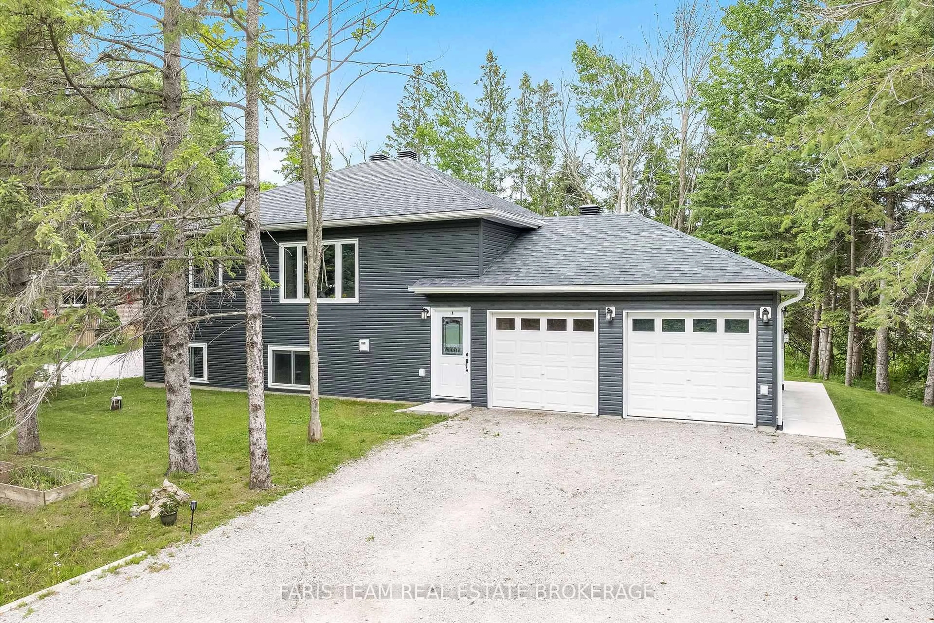 Unknown for 2082 Centre Ave, Severn Ontario L3V 6H3