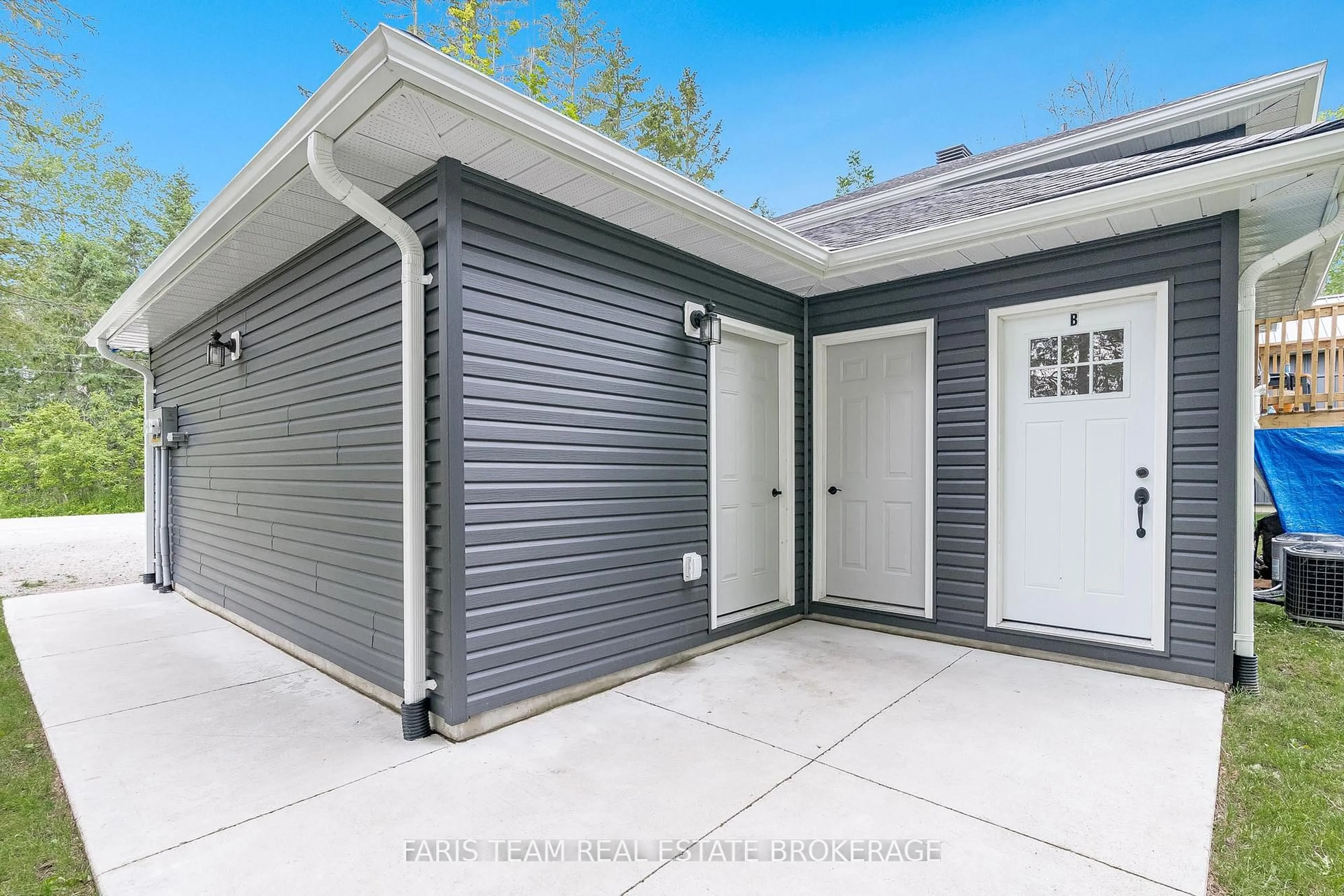 Indoor garage for 2082 Centre Ave, Severn Ontario L3V 6H3