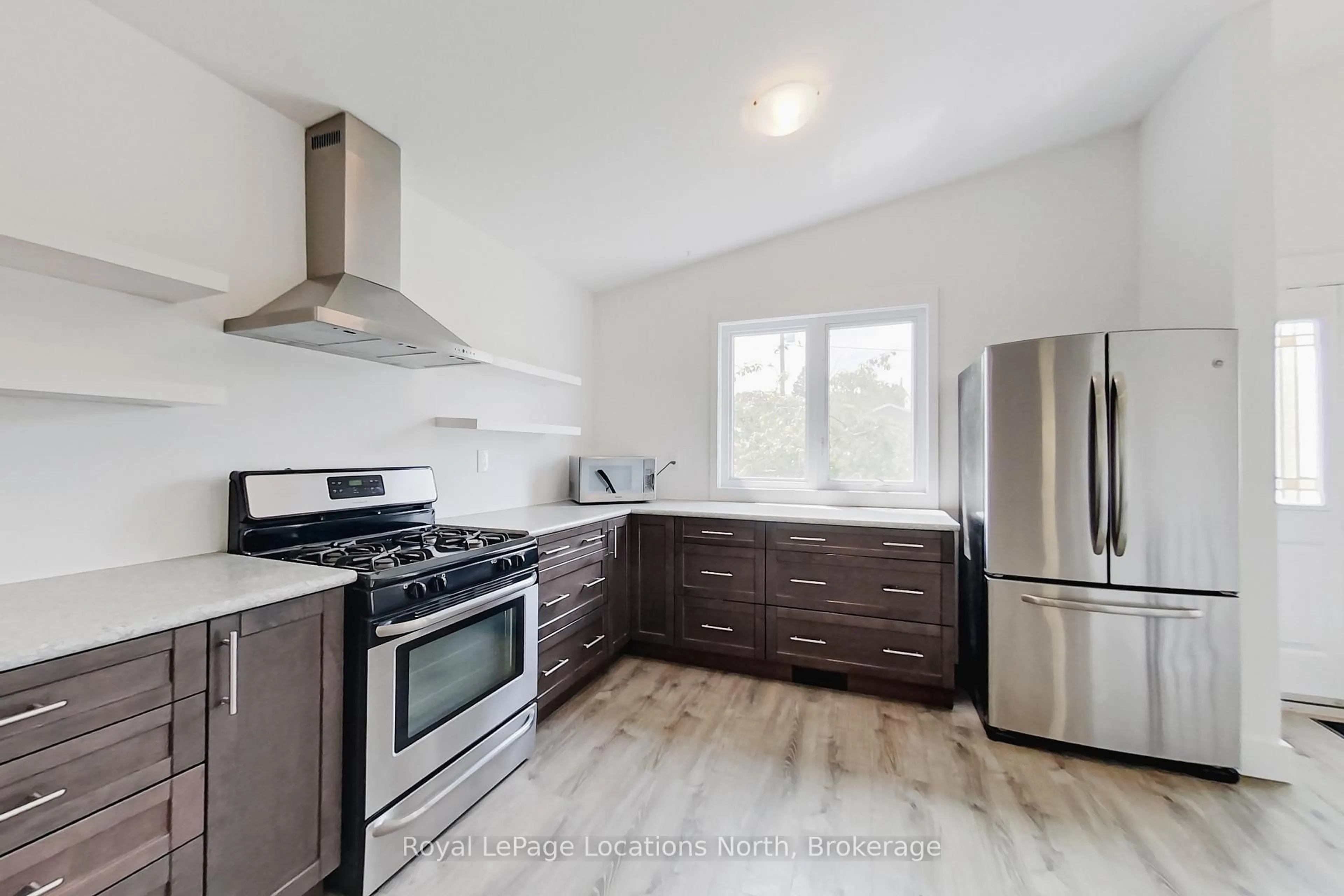 Standard kitchen, unknown for 129 Spruce St, Collingwood Ontario L9Y 3G8