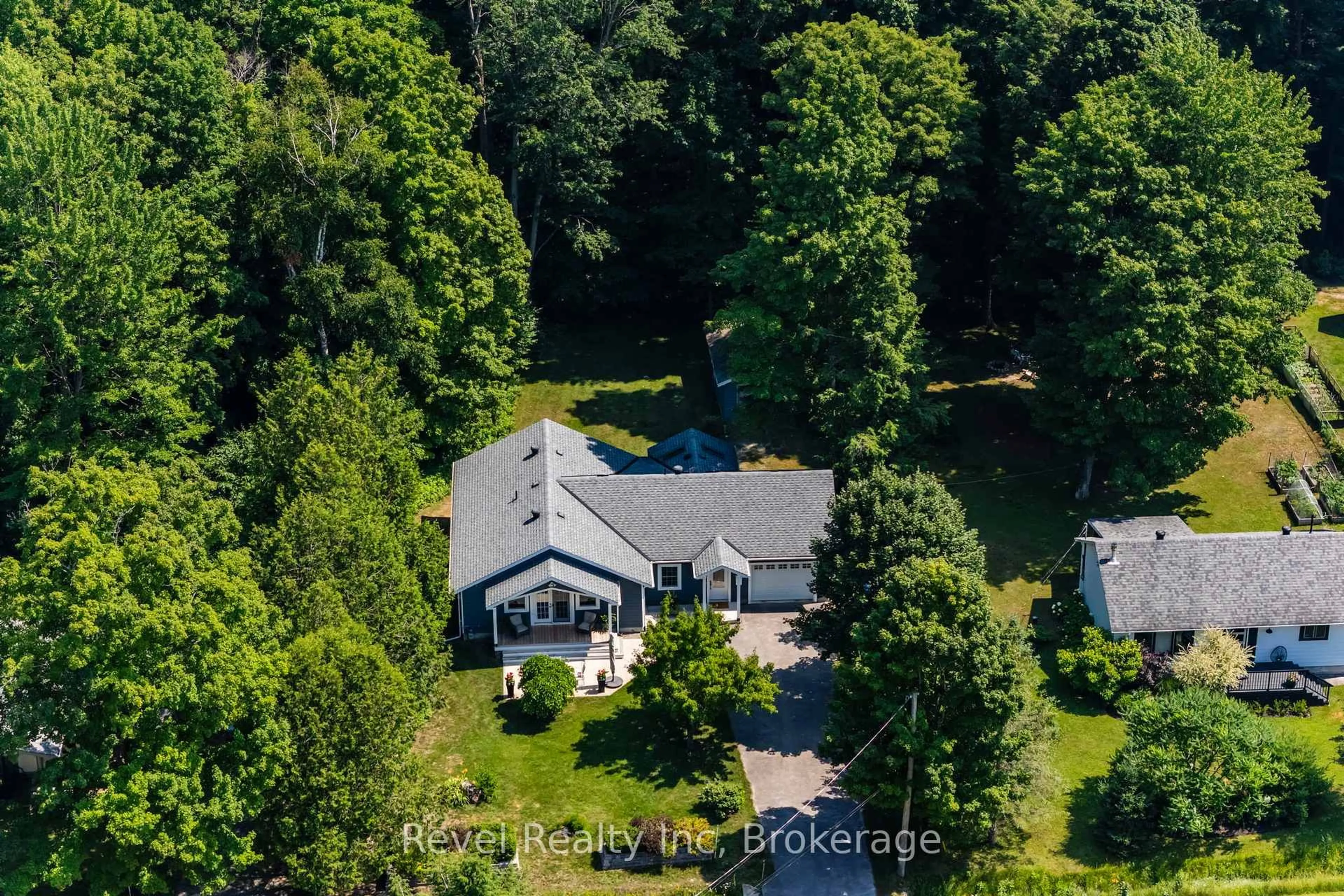 A pic from outside/outdoor area/front of a property/back of a property/a pic from drone, unknown for 33 Belcourt Cres, Tiny Ontario L9M 0M7