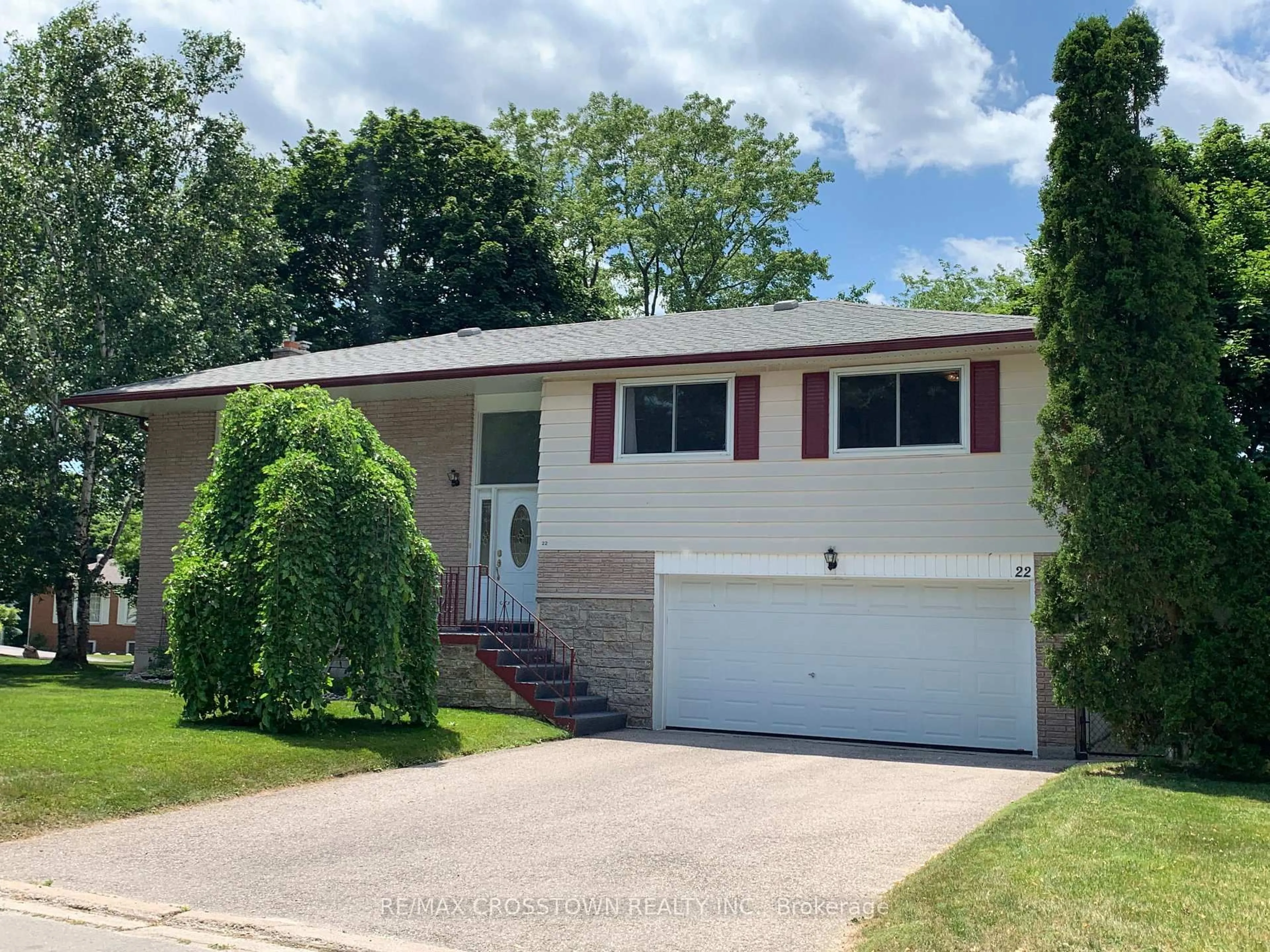 Home with vinyl exterior material, street for 22 Jane Cres, Barrie Ontario L4N 3T8