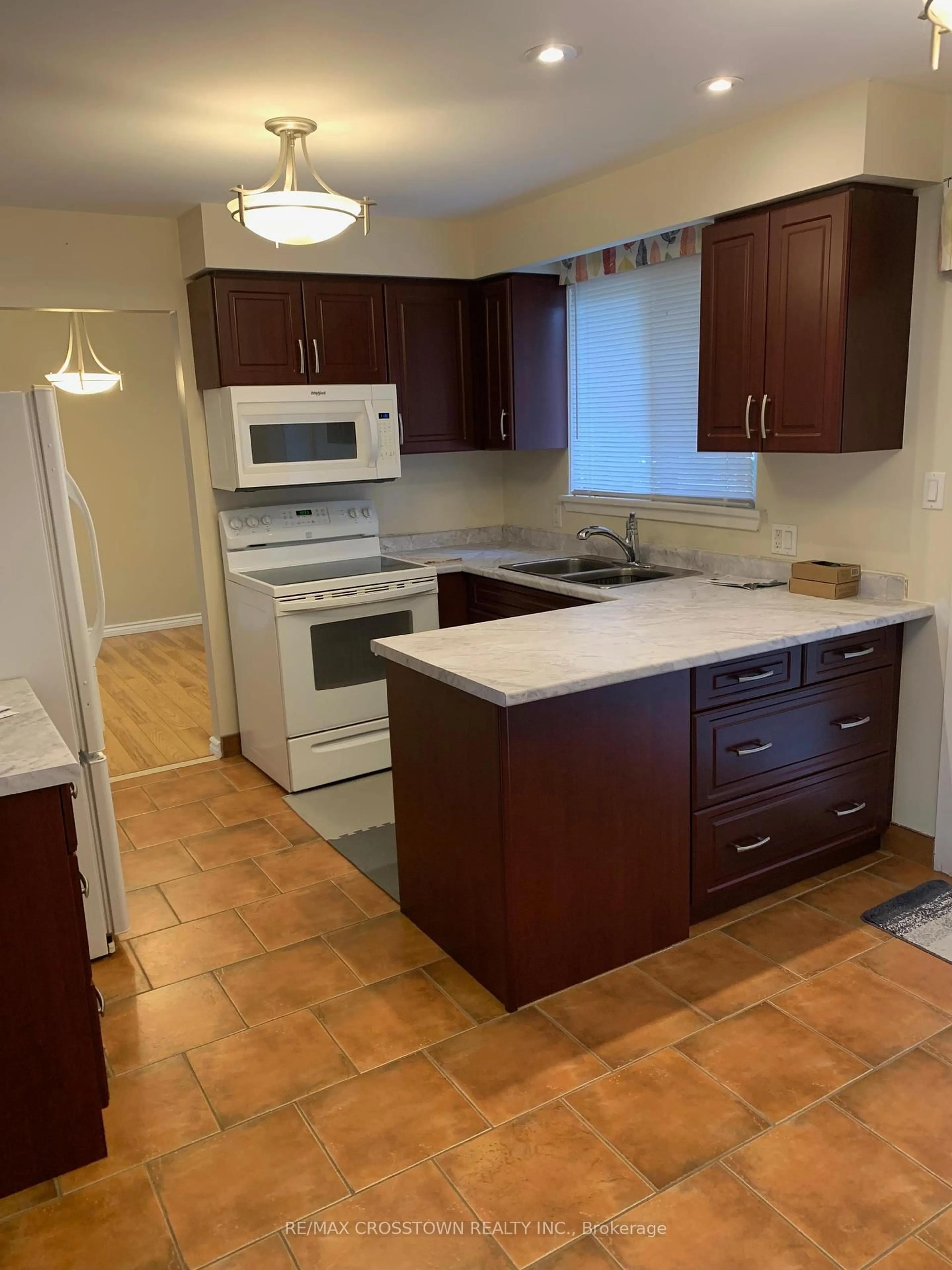 Standard kitchen, ceramic/tile floor for 22 Jane Cres, Barrie Ontario L4N 3T8