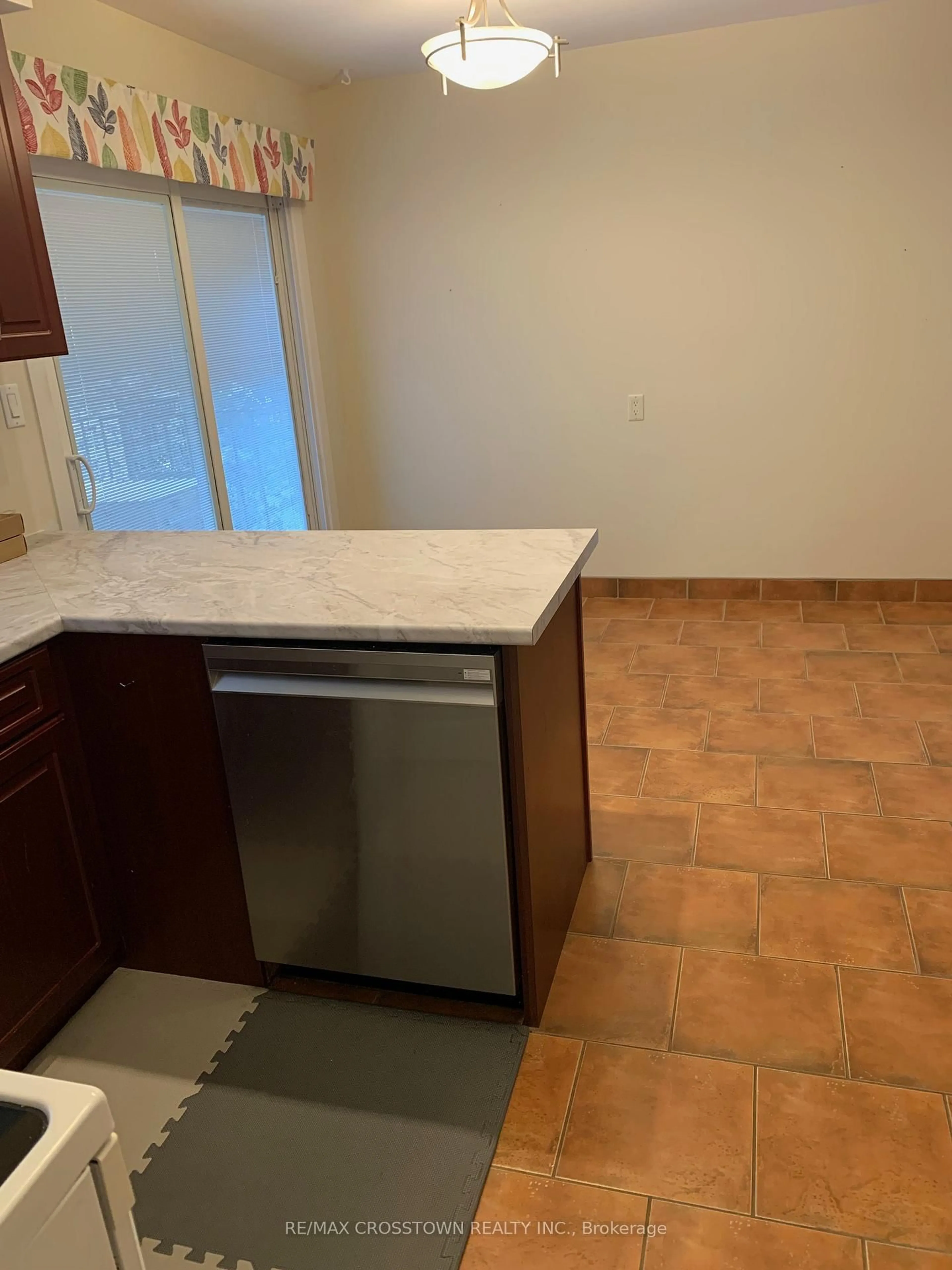 Standard kitchen, unknown for 22 Jane Cres, Barrie Ontario L4N 3T8