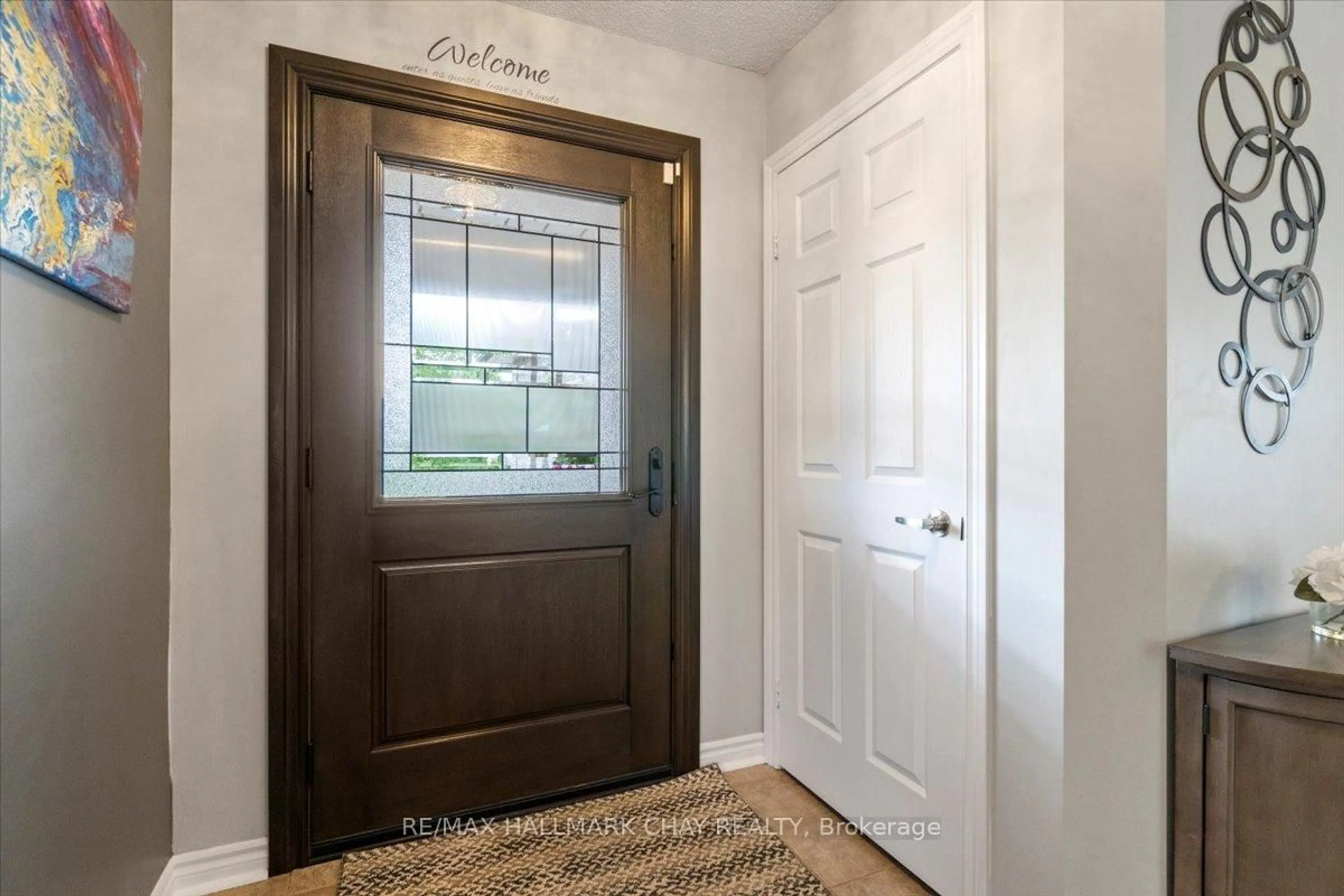 Indoor entryway for 20 Stoneybrook Cres, Barrie Ontario L4N 0A5