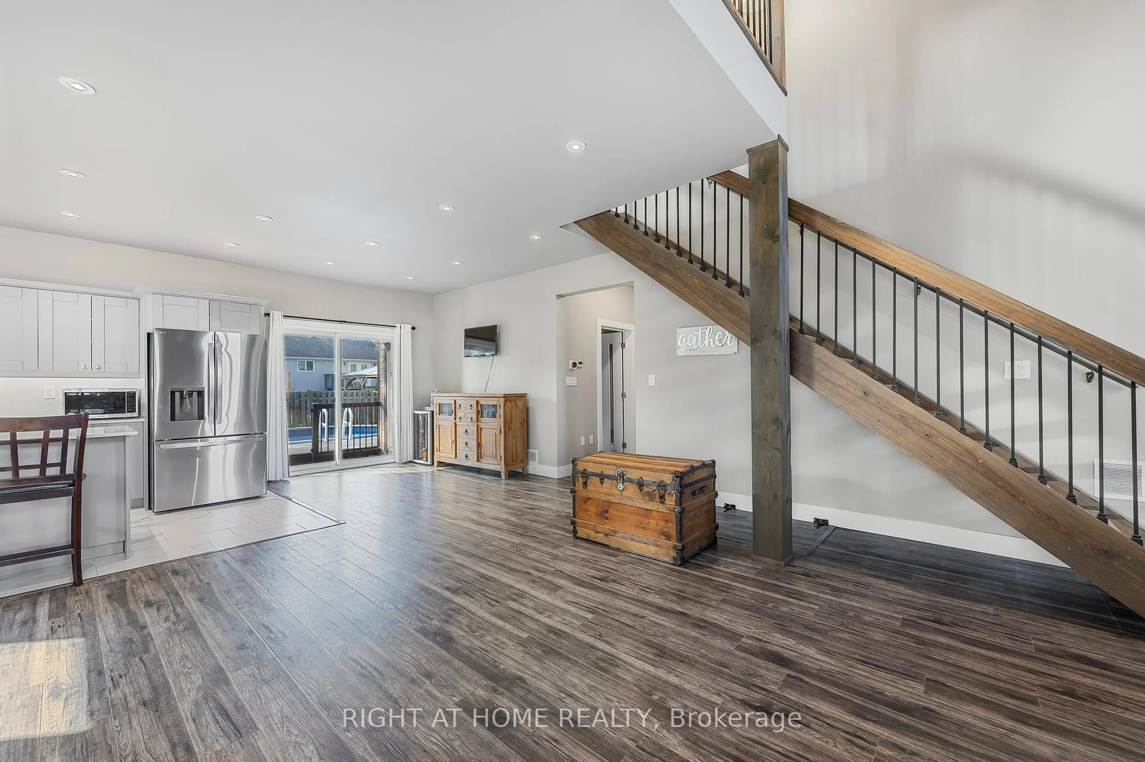 Indoor entryway for 575 Oleary Lane, Tay Ontario L0K 2A0