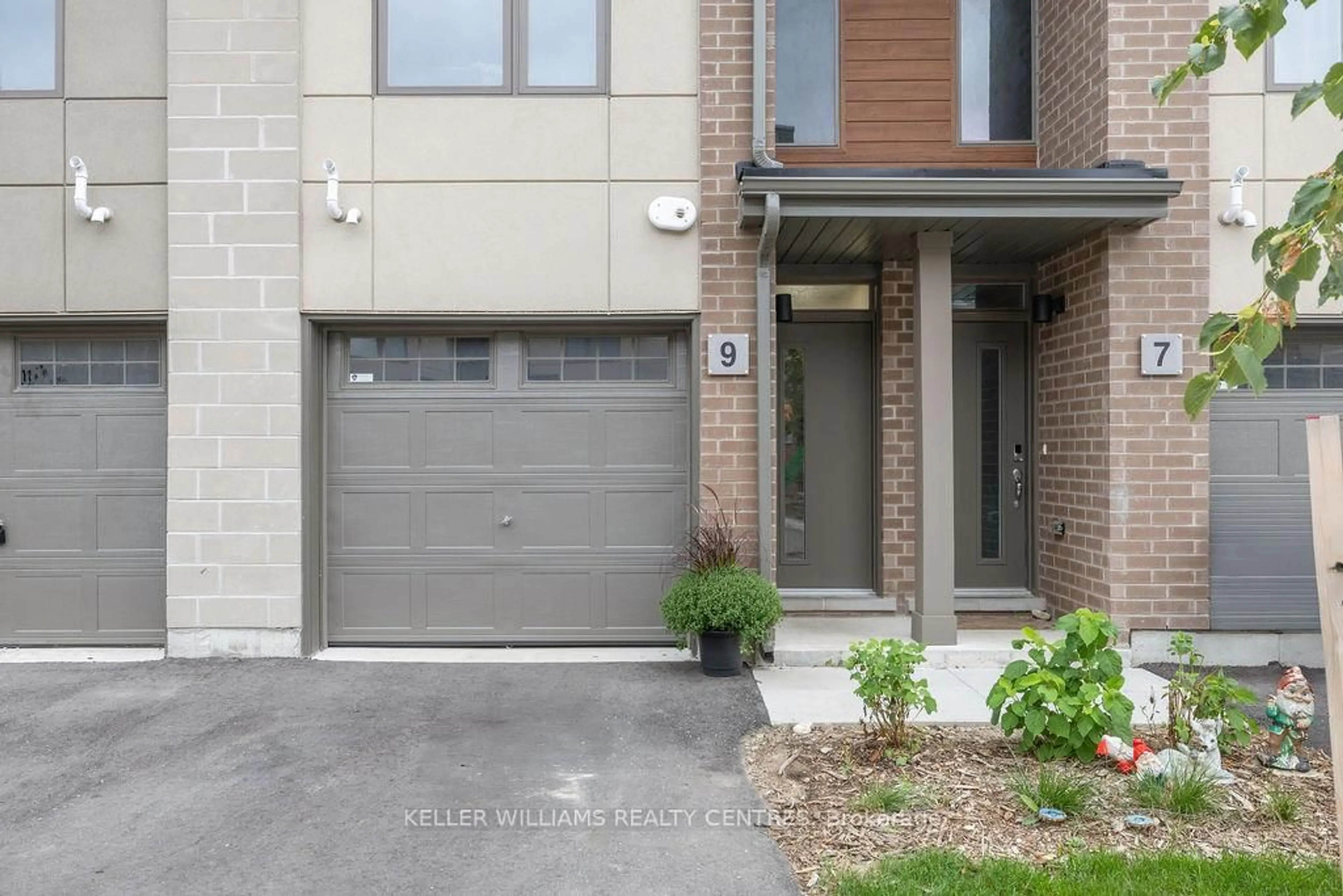Home with brick exterior material, street for 9 Winters Cres #25, Collingwood Ontario L9Y 5T1
