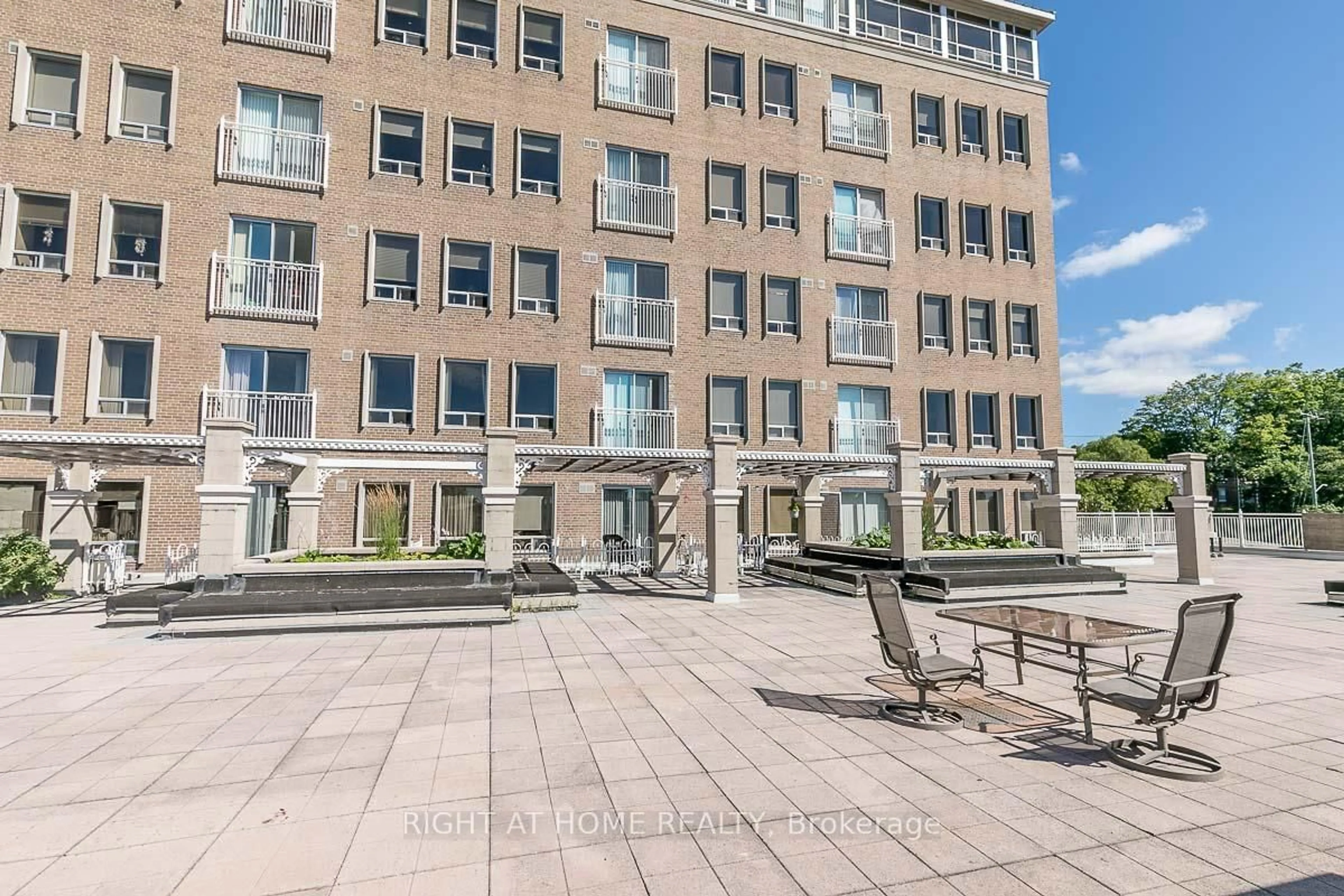 Patio, building for 74 Ross St #53, Barrie Ontario L4N 1G3