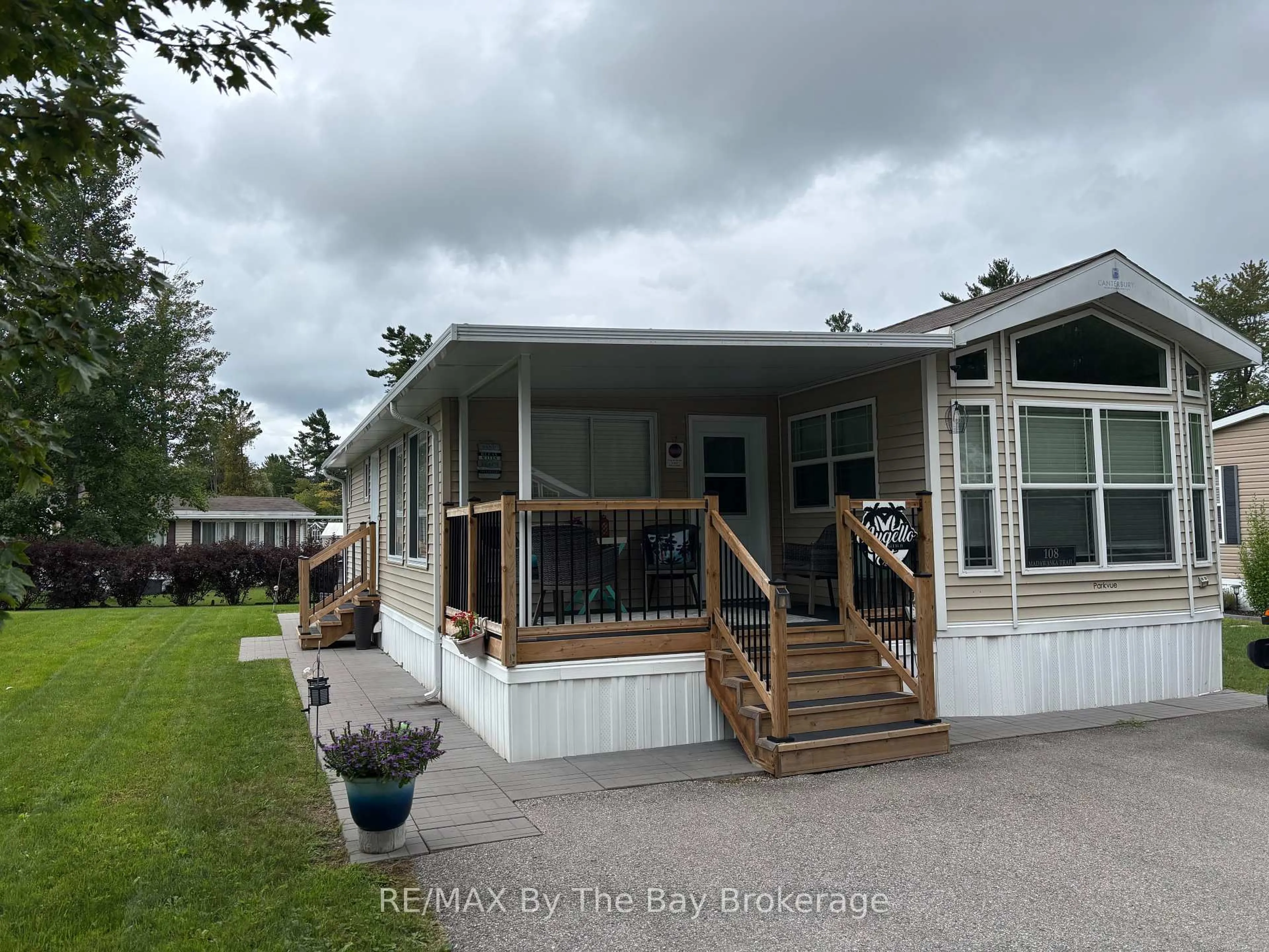 Home with vinyl exterior material, water/lake/river/ocean view for 108 Madawaska Tr, Wasaga Beach Ontario L9Z 1X7