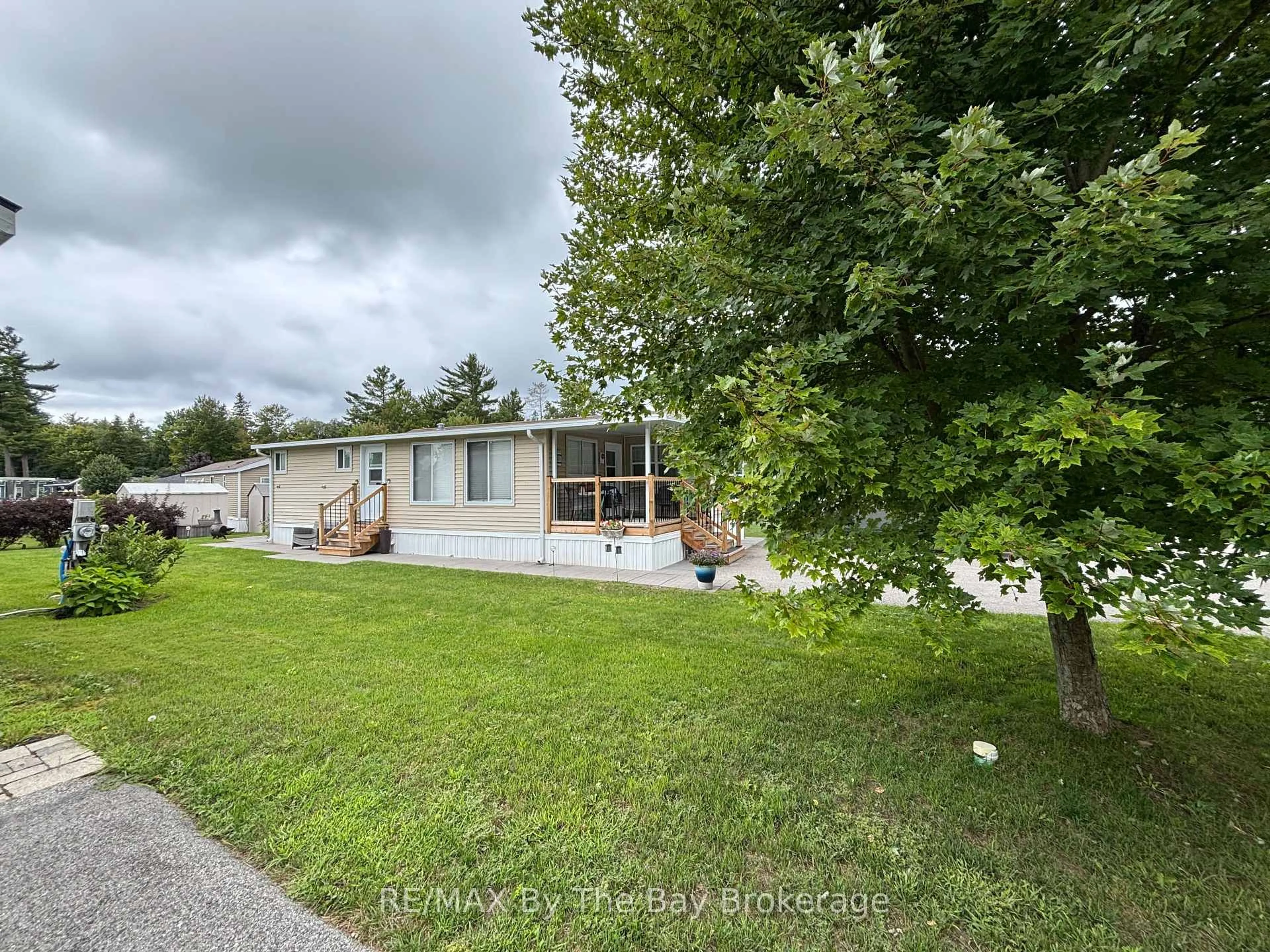 A pic from outside/outdoor area/front of a property/back of a property/a pic from drone, water/lake/river/ocean view for 108 Madawaska Tr, Wasaga Beach Ontario L9Z 1X7