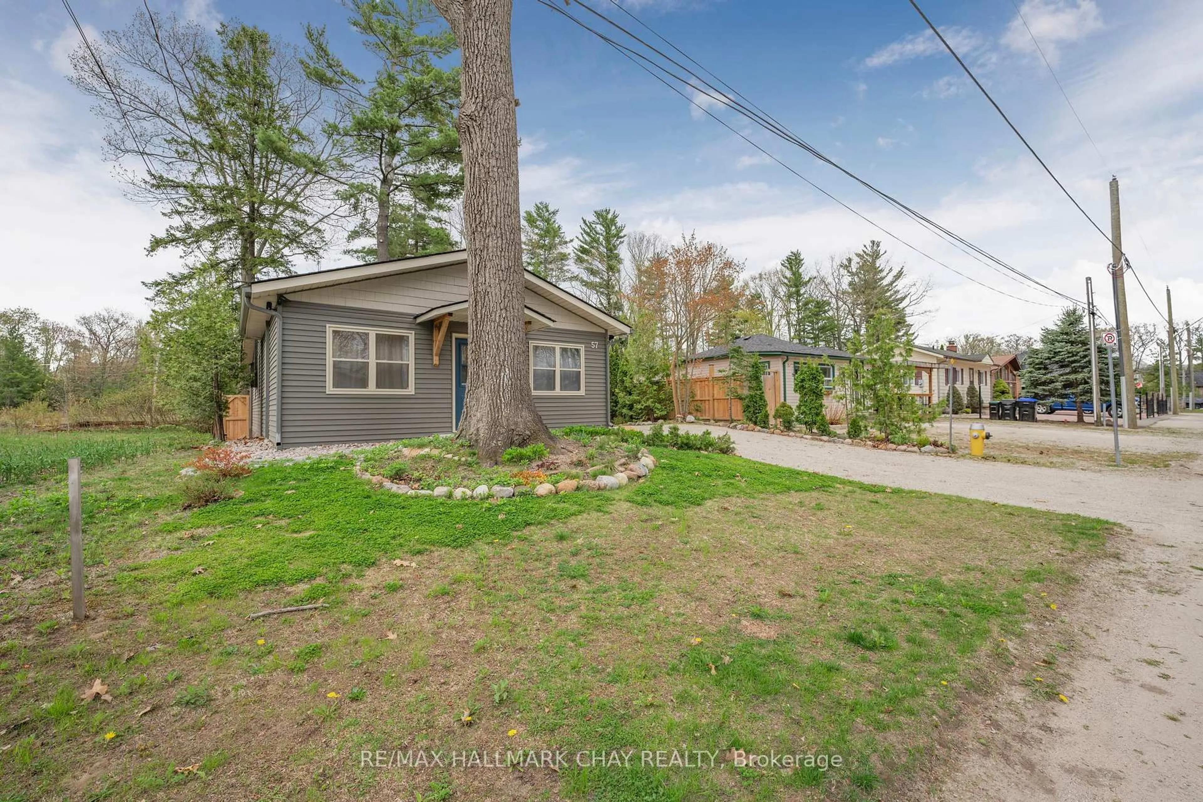 A pic from outside/outdoor area/front of a property/back of a property/a pic from drone, street for 57 Laidlaw St, Wasaga Beach Ontario L9Z 2L2