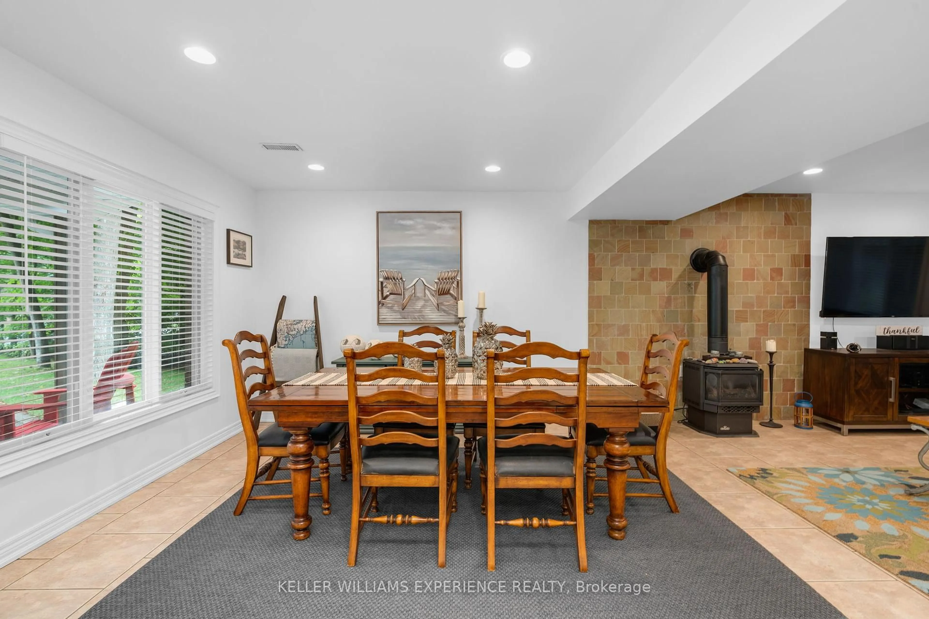 Dining room, ceramic/tile floor for 100 Desroches Tr, Tiny Ontario L9M 0H9