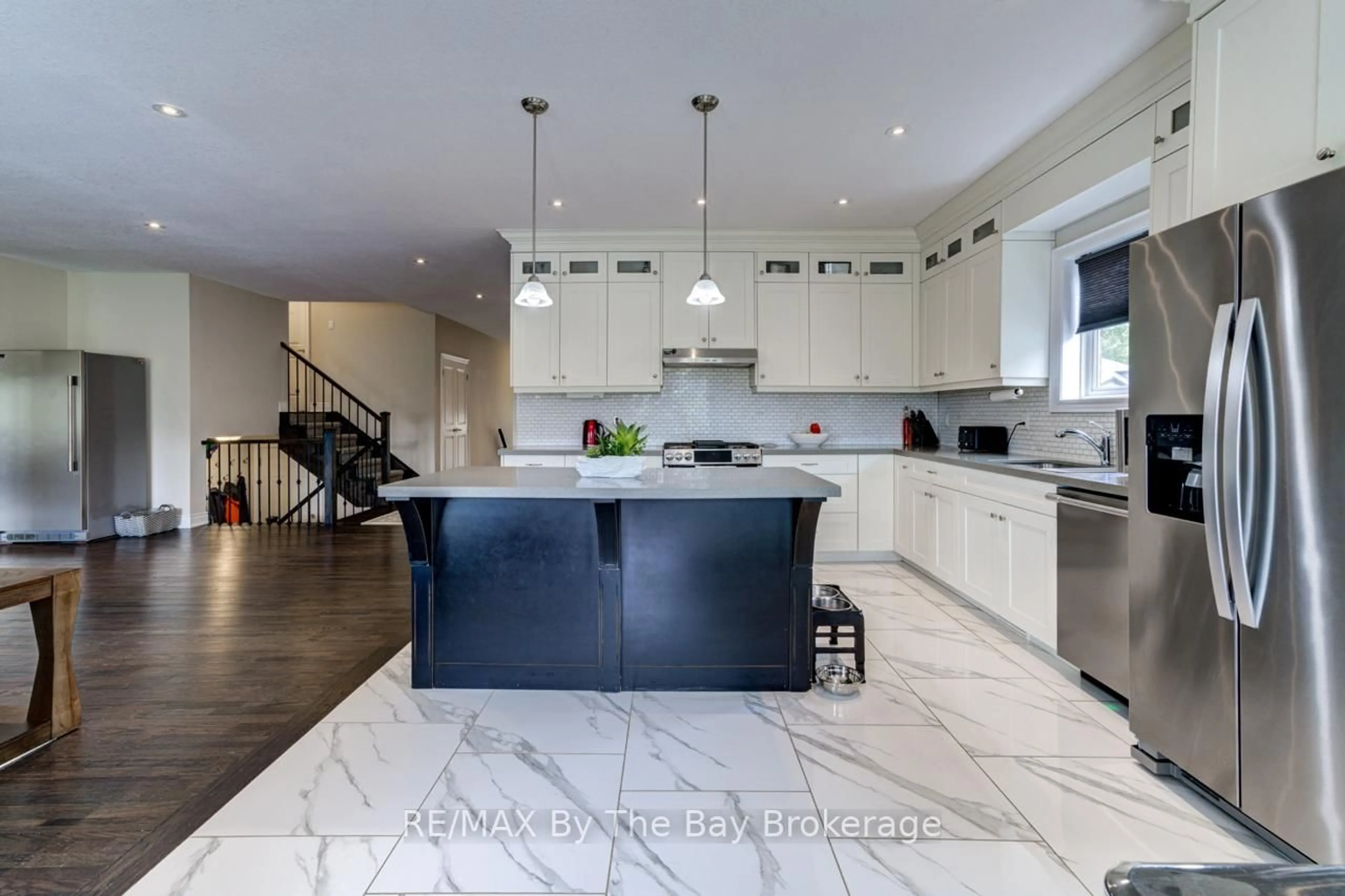Open concept kitchen, ceramic/tile floor for 287 Robinson Rd, Wasaga Beach Ontario L9Z 3A3