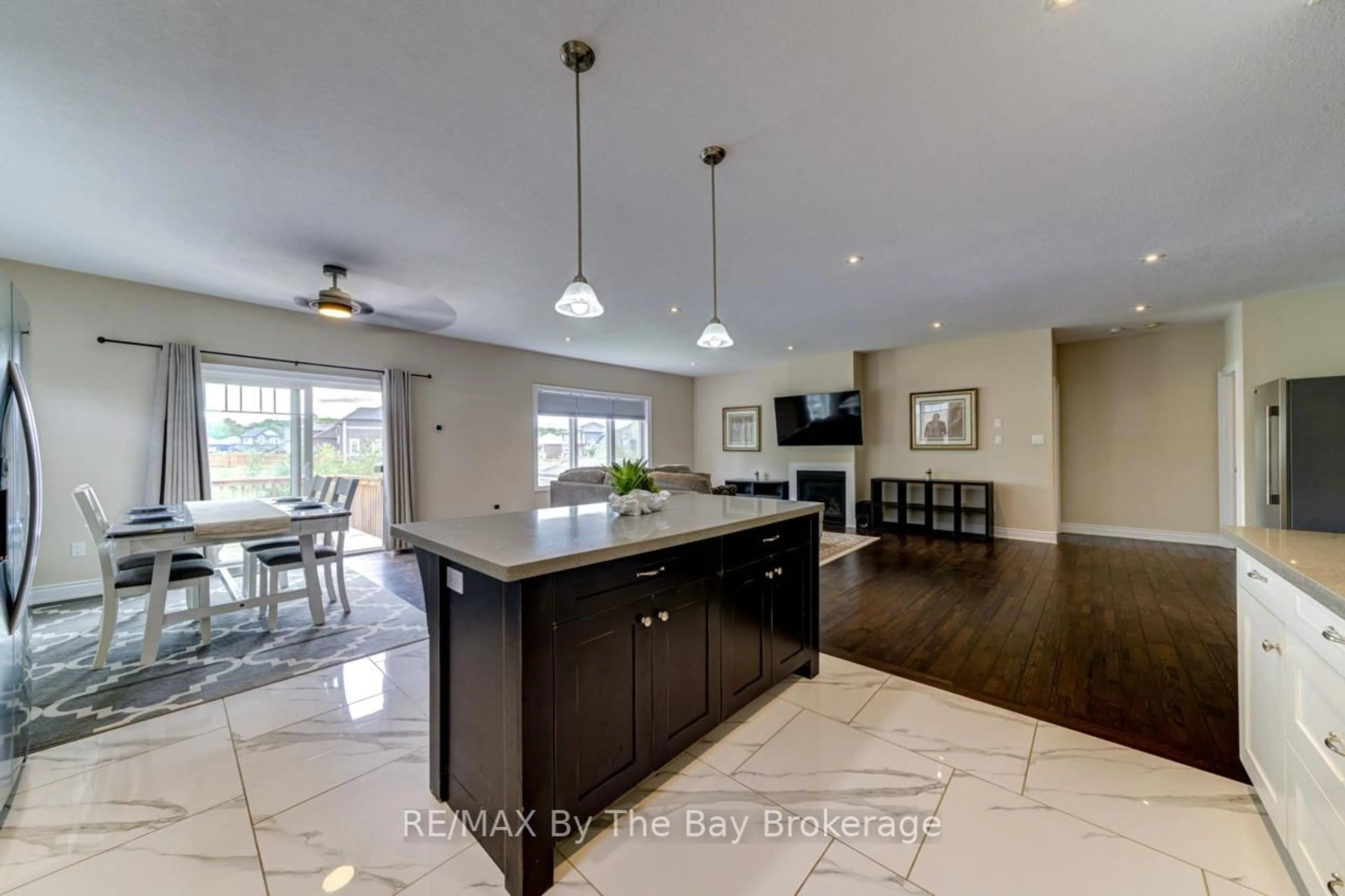Open concept kitchen, ceramic/tile floor for 287 Robinson Rd, Wasaga Beach Ontario L9Z 3A3