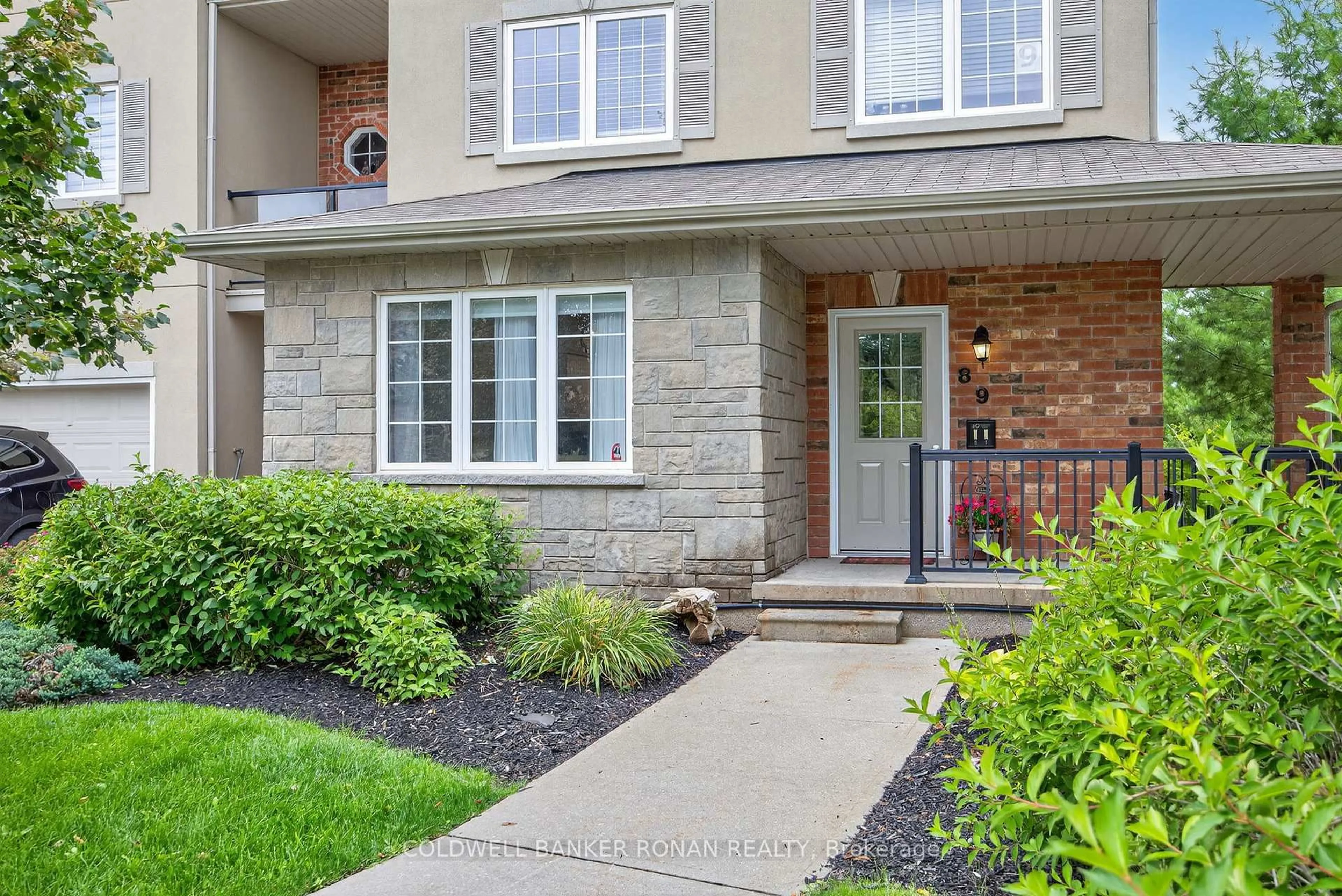 Indoor entryway for 49 Ferndale Dr #8, Barrie Ontario L4N 5W9