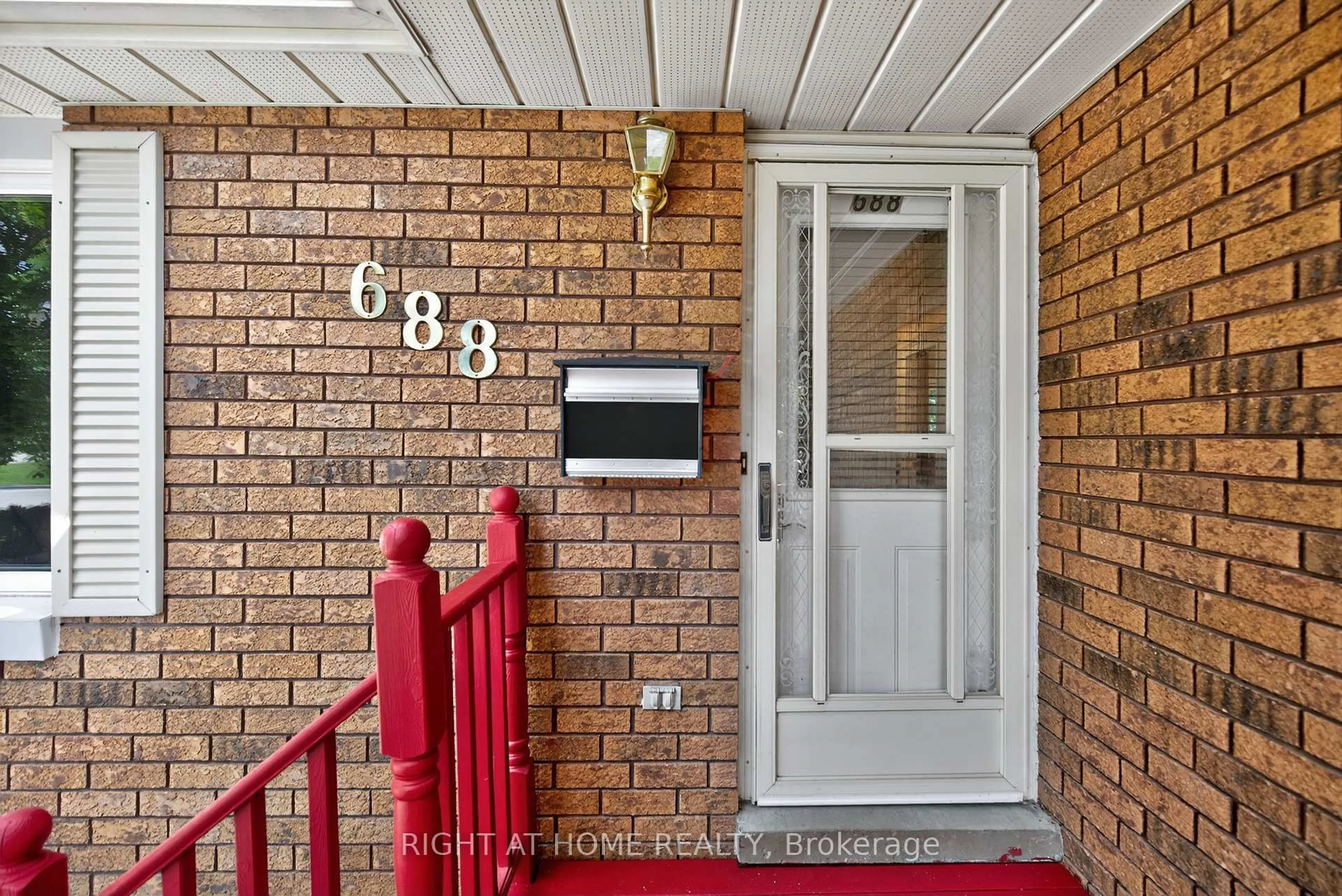 Indoor entryway for 688 Bayview Dr, Midland Ontario L4R 1W8