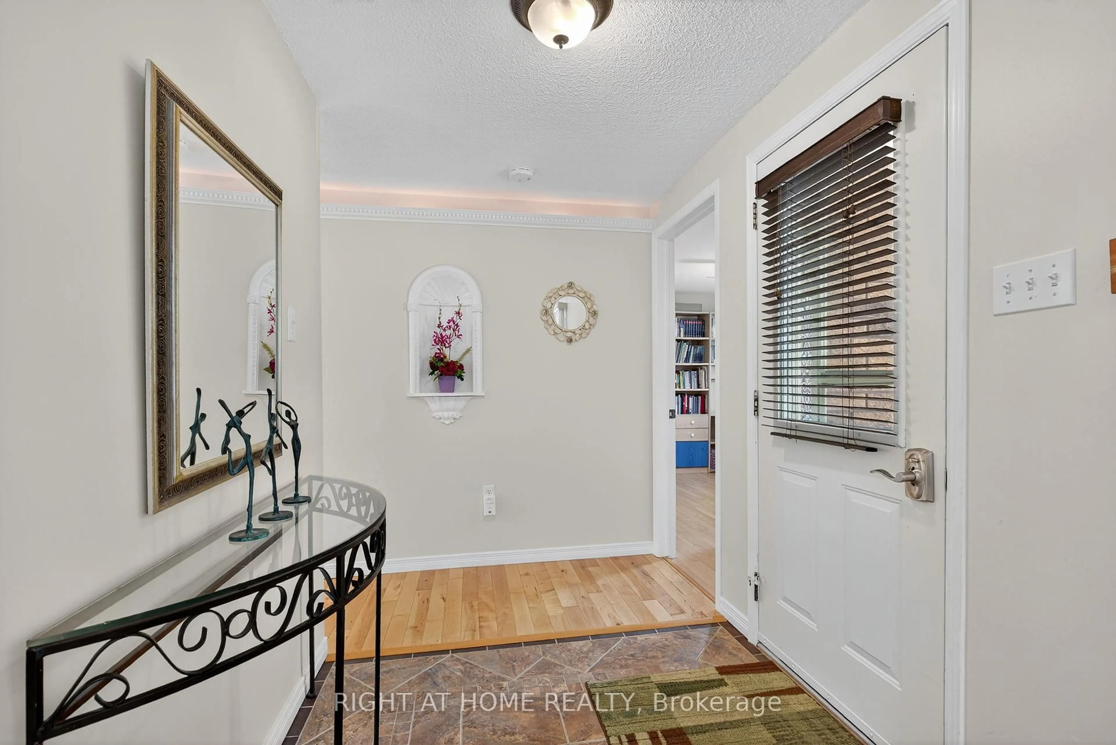 Indoor entryway for 688 Bayview Dr, Midland Ontario L4R 1W8