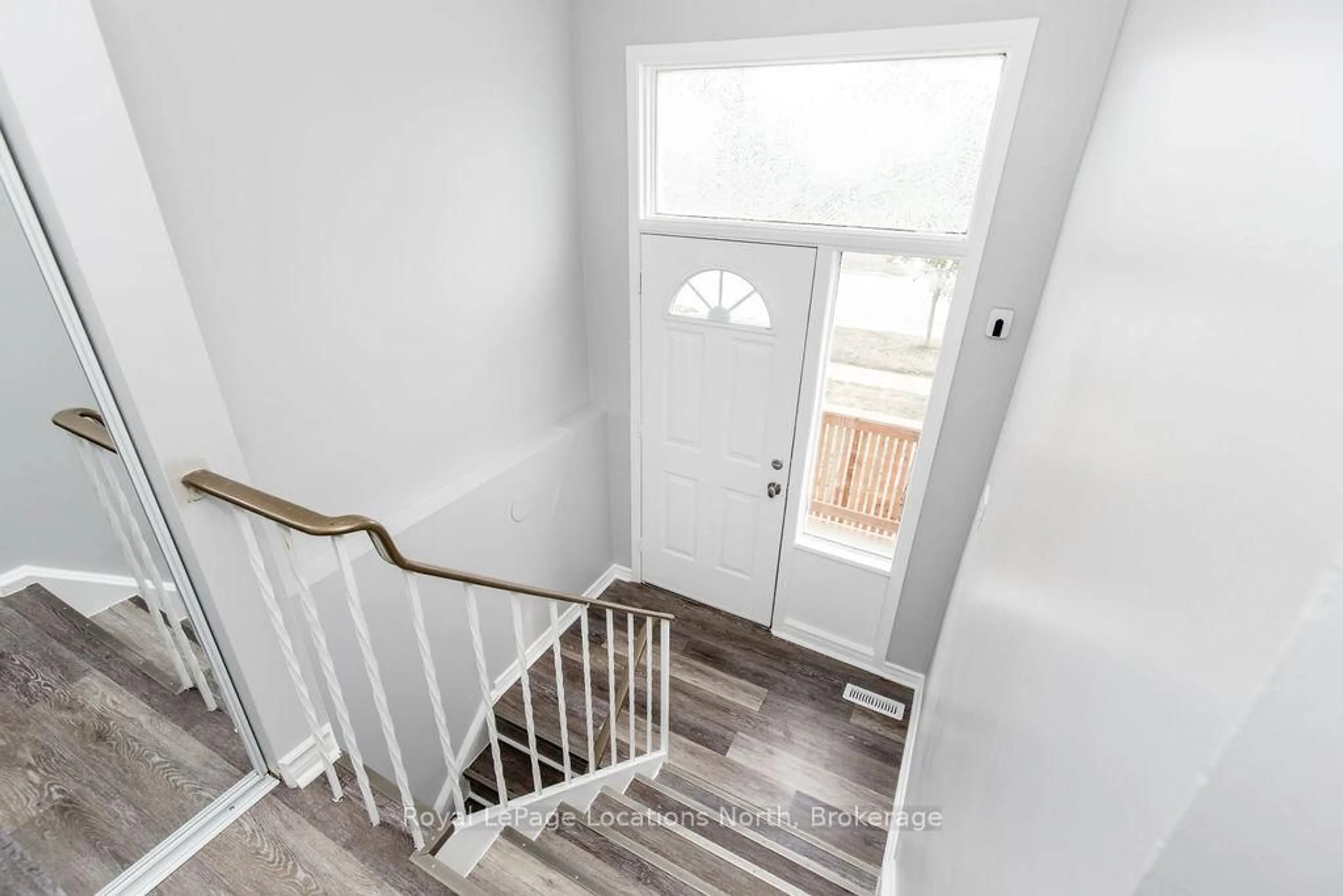 Stairs for 34 CARLTON Rd, Barrie Ontario L4M 5J6