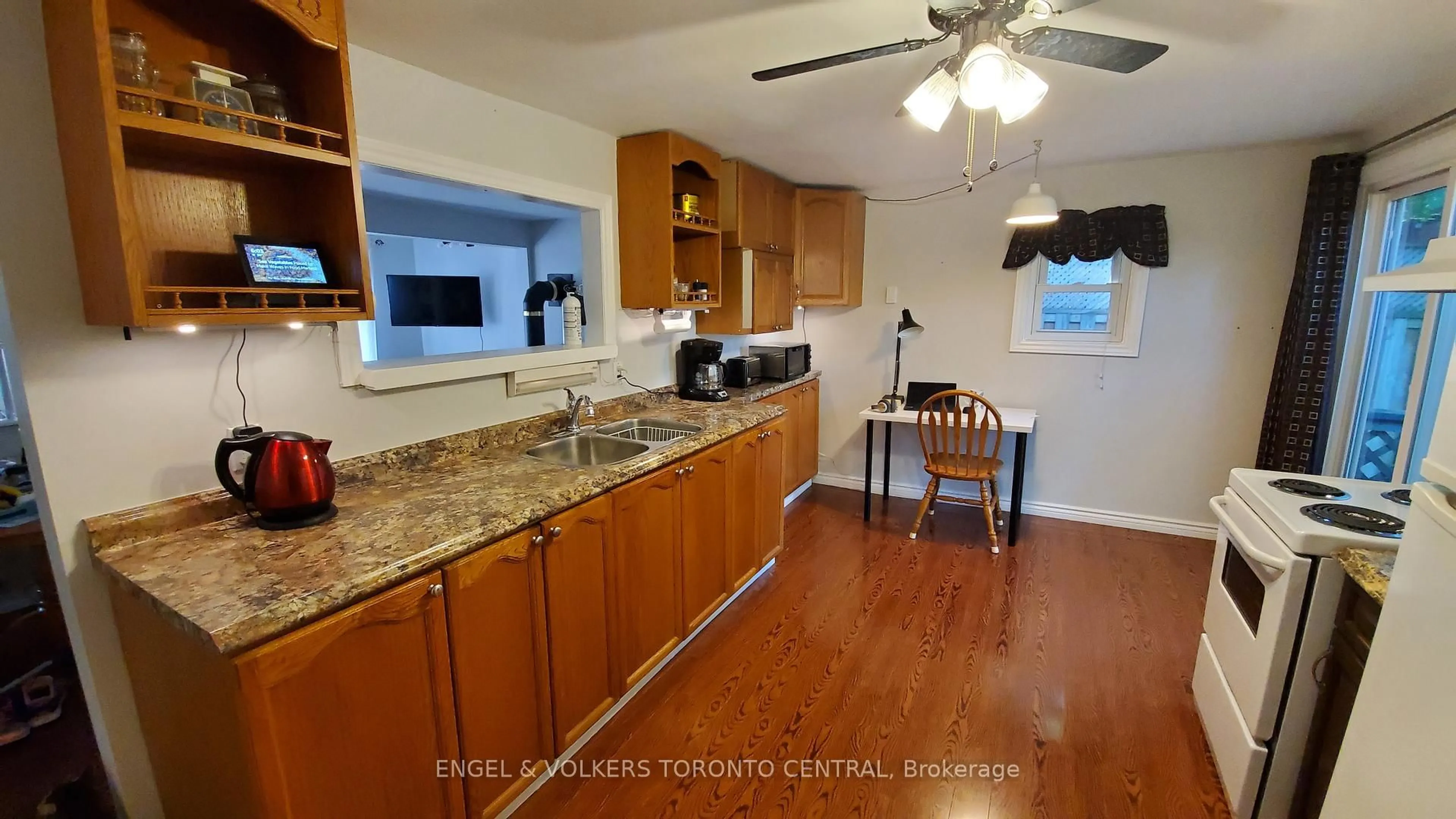 Standard kitchen, unknown for 55 47th Street North, Wasaga Beach Ontario L9Y 1Y5
