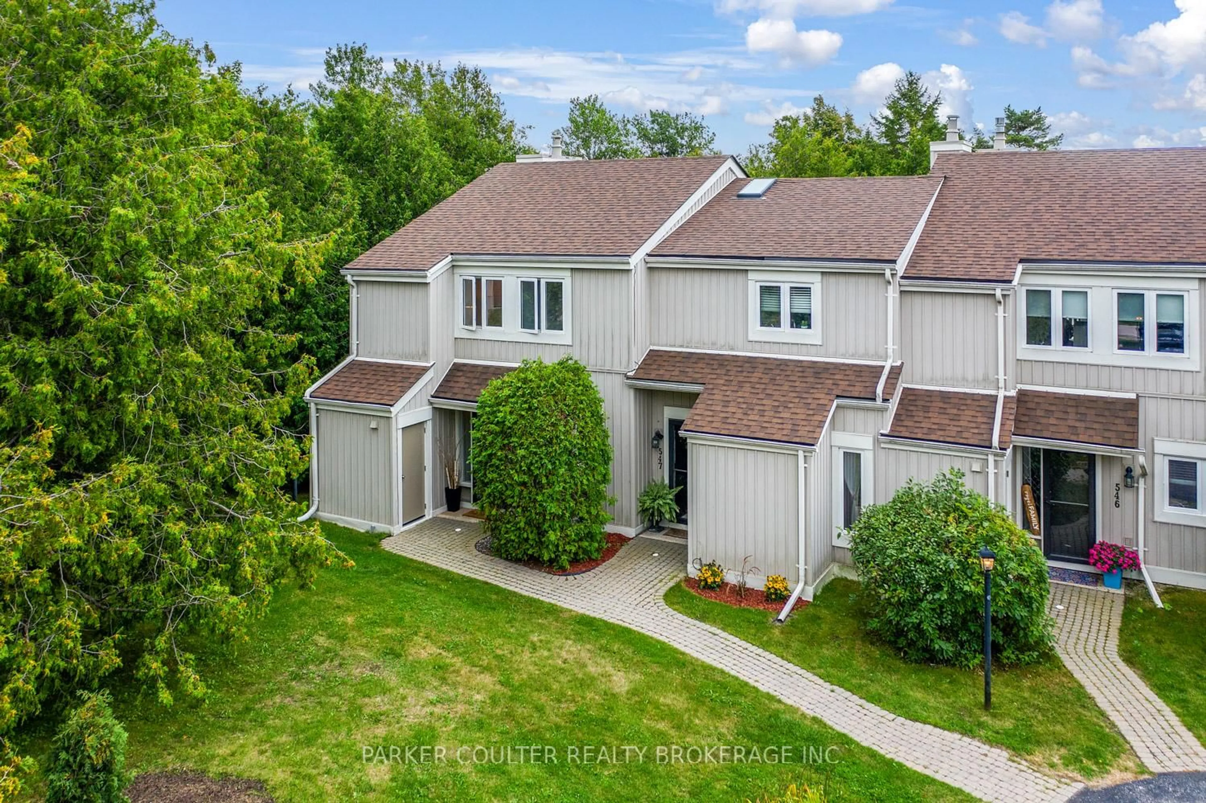 A pic from outside/outdoor area/front of a property/back of a property/a pic from drone, street for 548 Oxbow Cres, Collingwood Ontario L9Y 5B4