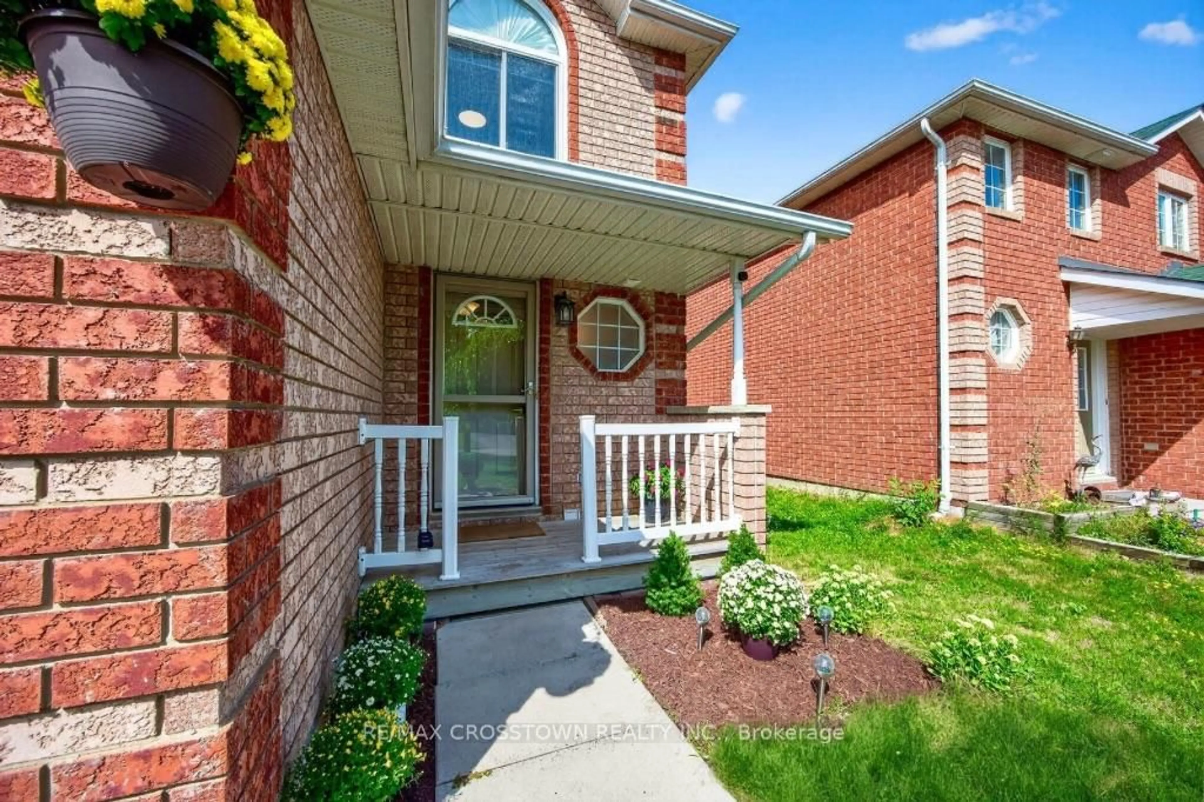 Home with brick exterior material, street for 49 Tunbridge Rd, Barrie Ontario L4M 6S9