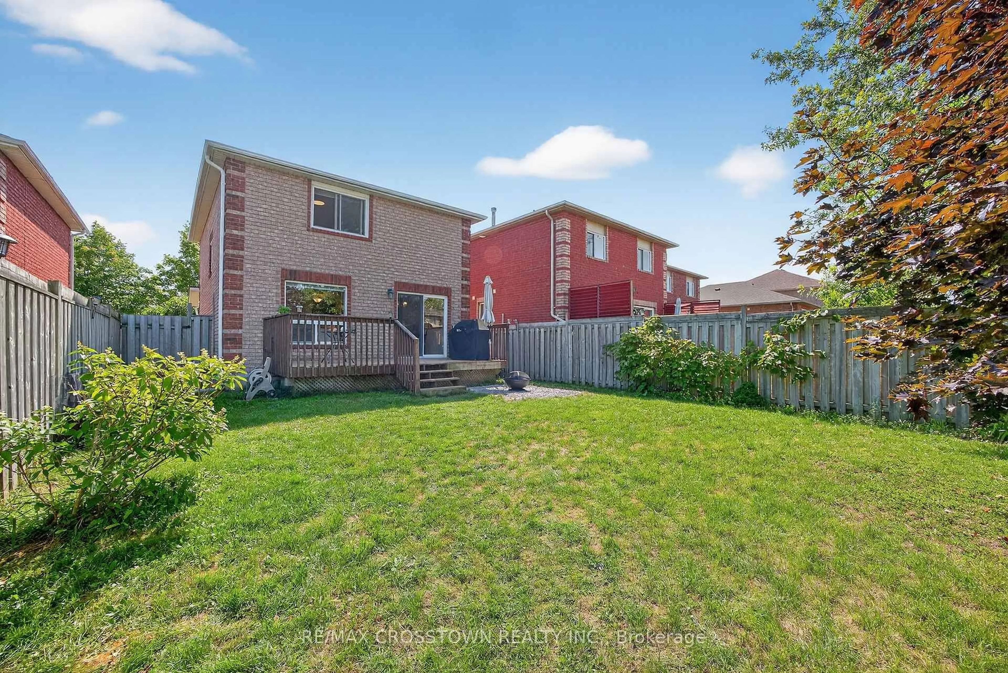 A pic from outside/outdoor area/front of a property/back of a property/a pic from drone, street for 49 Tunbridge Rd, Barrie Ontario L4M 6S9