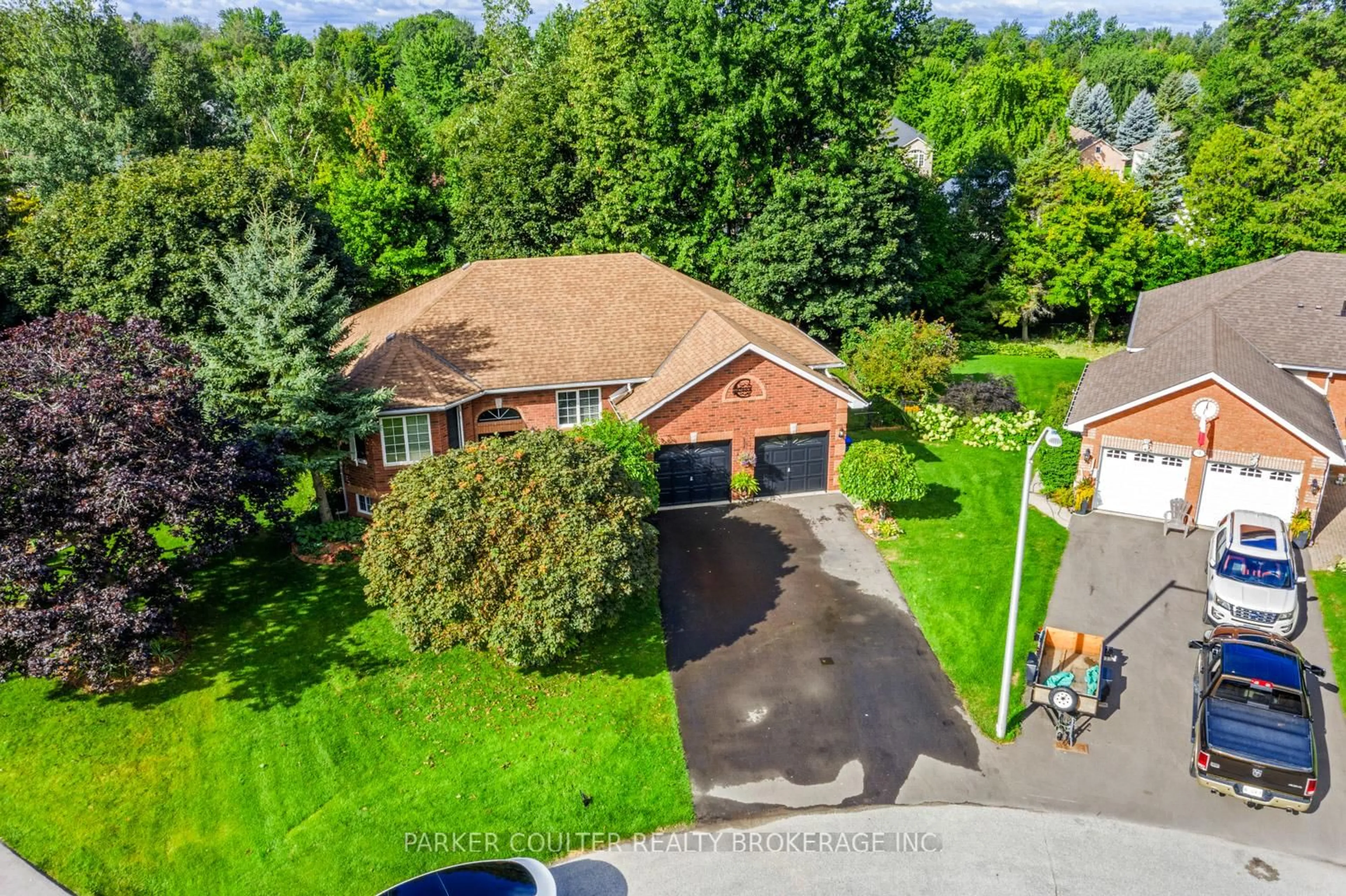 A pic from outside/outdoor area/front of a property/back of a property/a pic from drone, street for 7 Coles Crt, Wasaga Beach Ontario L9Z 1H5